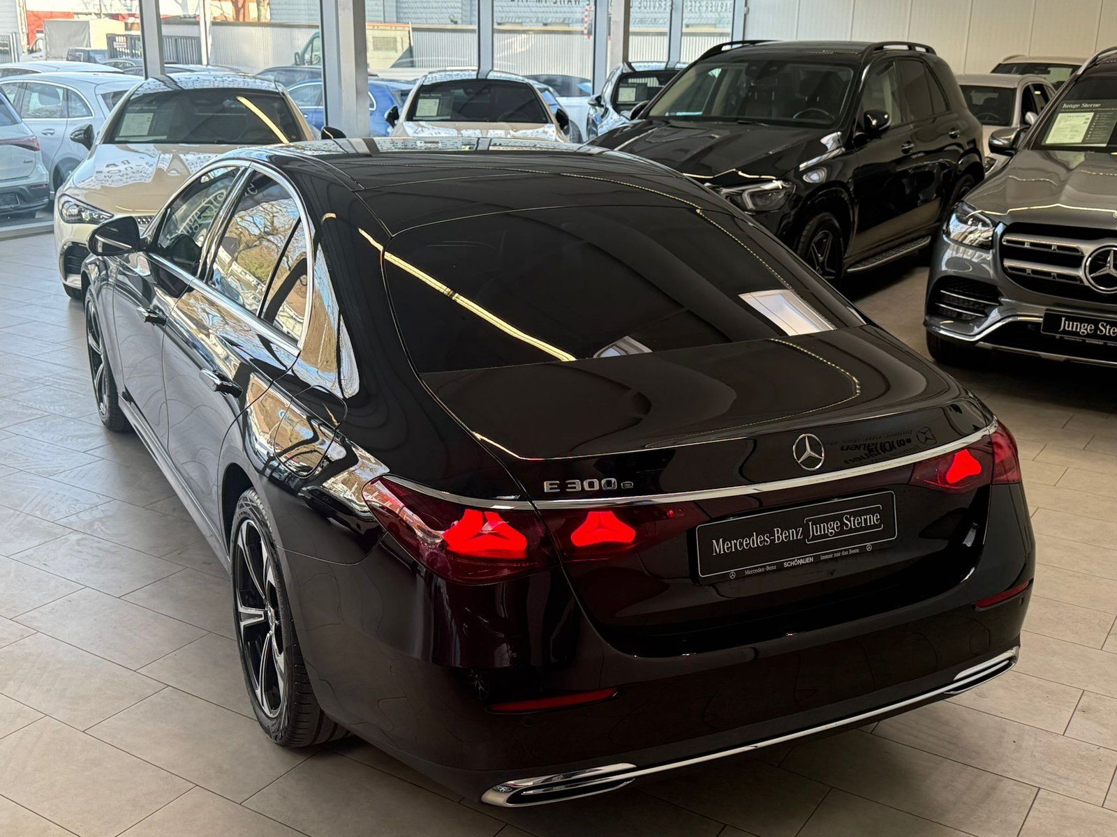 Fahrzeugabbildung Mercedes-Benz E 300e Avantgarde DISTR+MEMORY+KEYLESS+360°+TOTW