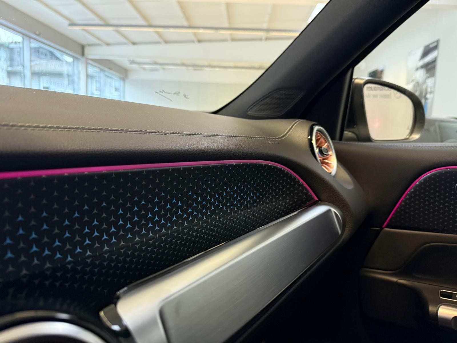 Fahrzeugabbildung Mercedes-Benz EQB 300 4M ELECTRIC ART ADV.PLUS+360°+CARPLAY