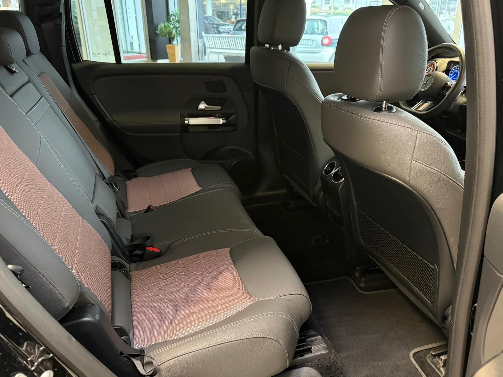 Fahrzeugabbildung Mercedes-Benz EQB 300 4M ELECTRIC ART ADV.PLUS+360°+CARPLAY