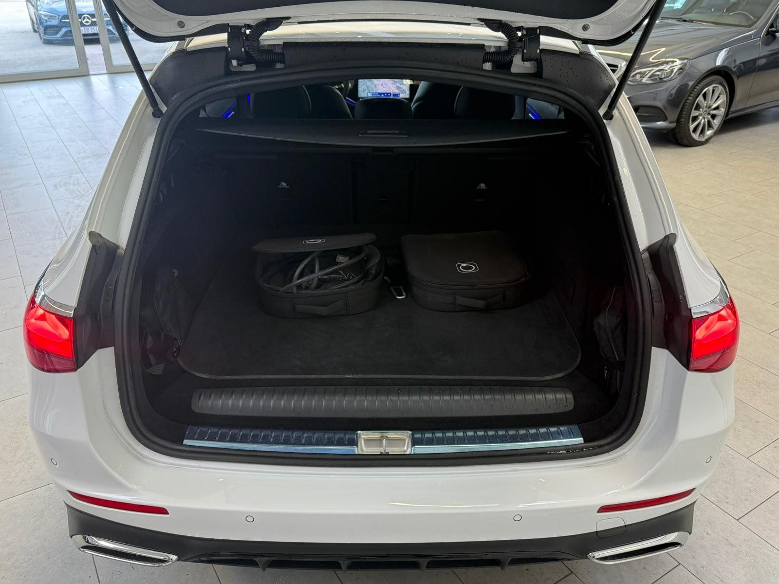 Fahrzeugabbildung Mercedes-Benz E 300de T AMG+DISTR+AHK+NIGHT+360°+SUPERSCREEN