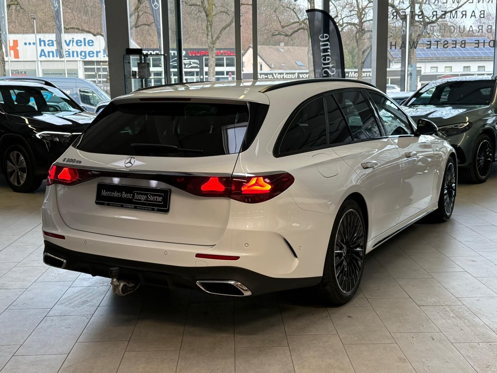 Fahrzeugabbildung Mercedes-Benz E 300de T AMG+DISTR+AHK+NIGHT+360°+SUPERSCREEN