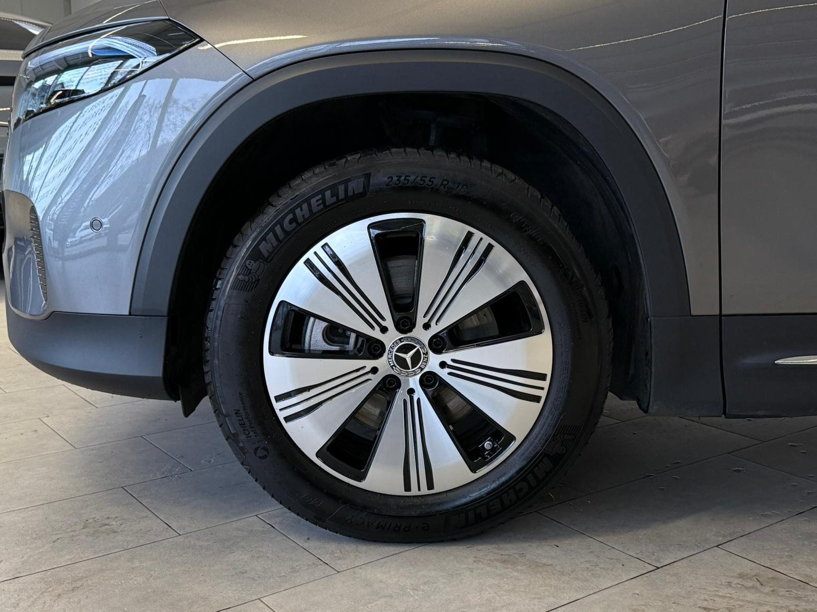 Fahrzeugabbildung Mercedes-Benz EQB 300 4M PROGRESSIVE ADV+CARPLAY+VZ+WINTER