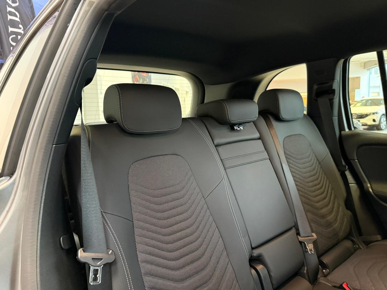 Fahrzeugabbildung Mercedes-Benz EQB 300 4M PROGRESSIVE ADV+CARPLAY+VZ+WINTER