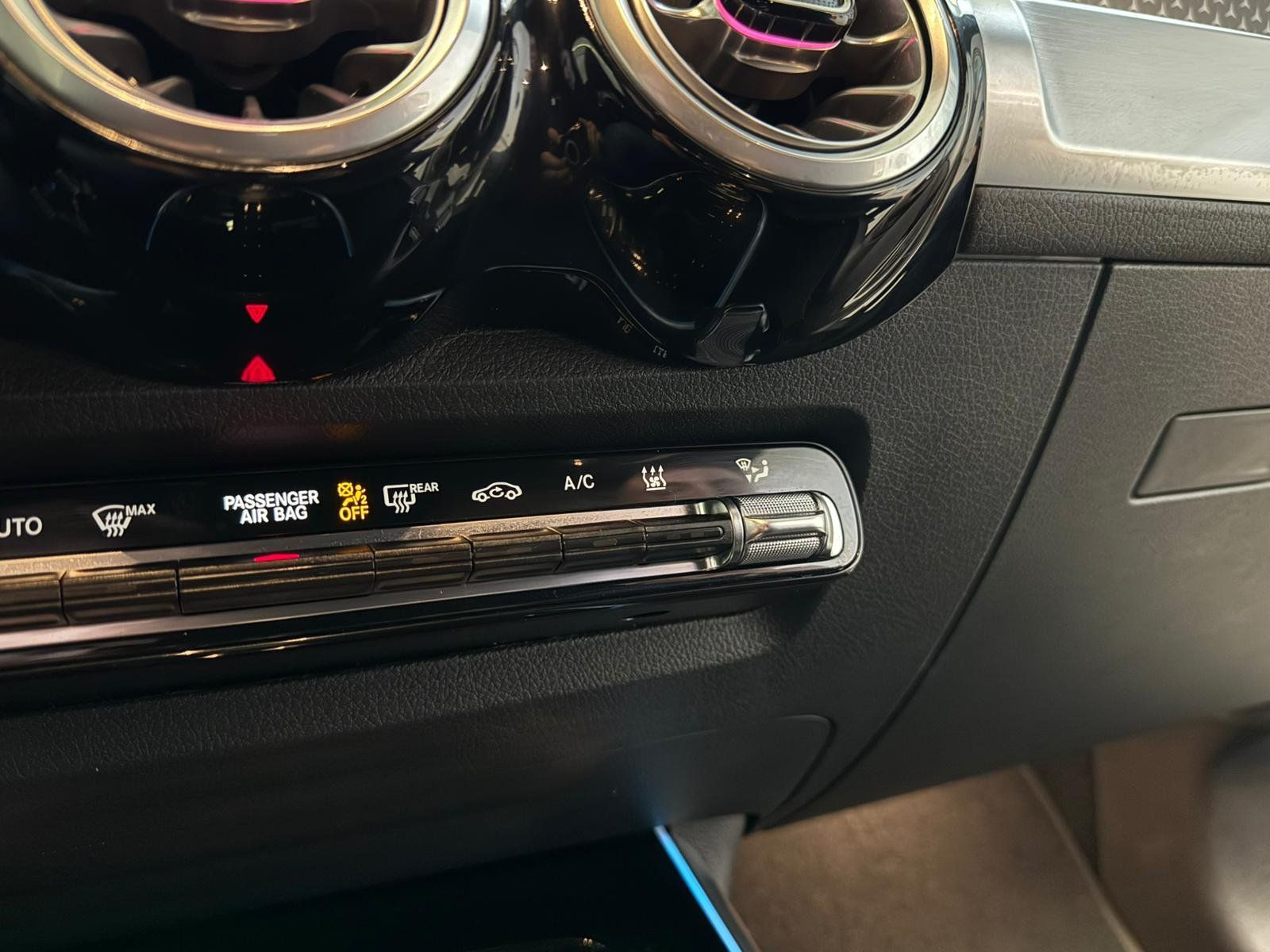 Fahrzeugabbildung Mercedes-Benz EQB 300 4M PROGRESSIVE ADV+CARPLAY+VZ+WINTER