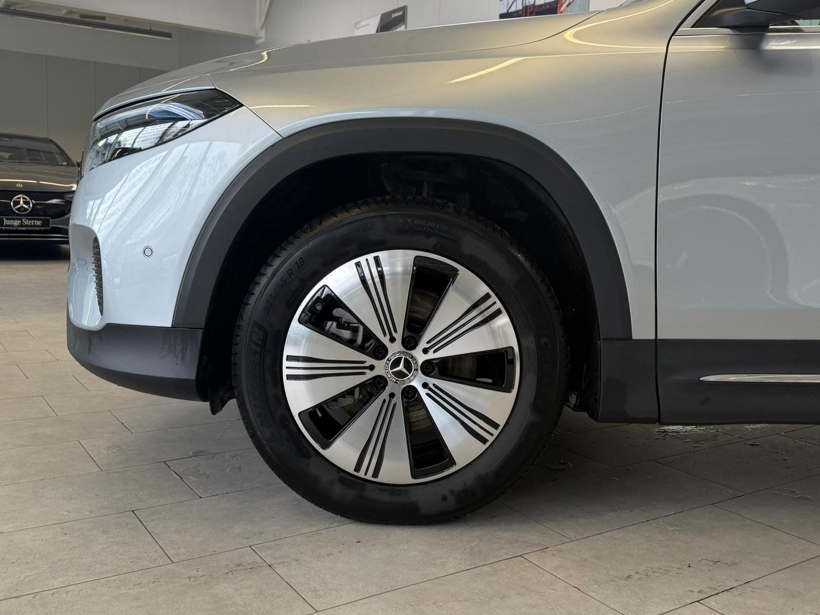 Fahrzeugabbildung Mercedes-Benz EQB 300 4M PROGRESSIVEADVPLUS+MEMORY+CARPLAY+VZ