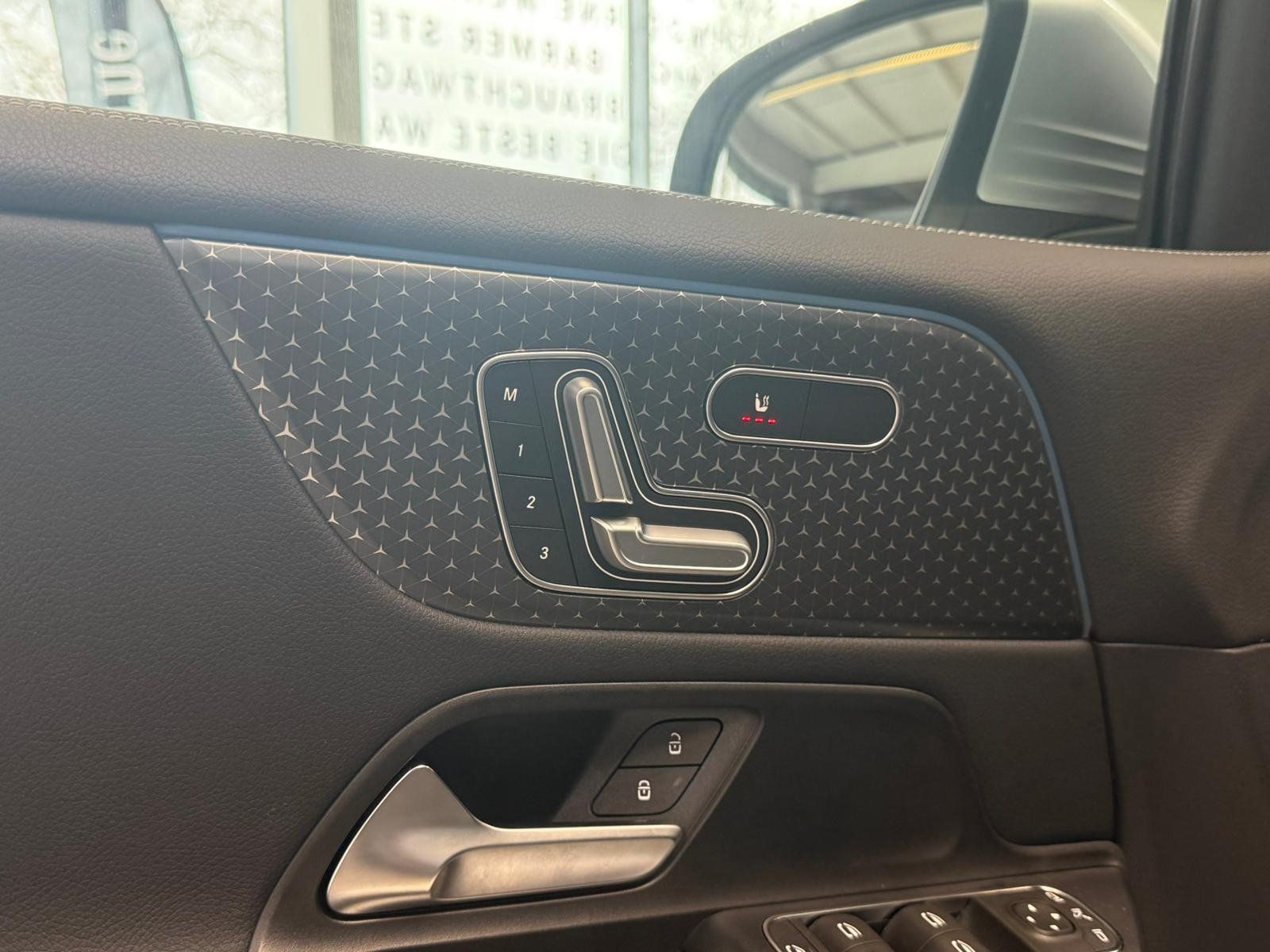 Fahrzeugabbildung Mercedes-Benz EQB 300 4M PROGRESSIVEADVPLUS+MEMORY+CARPLAY+VZ