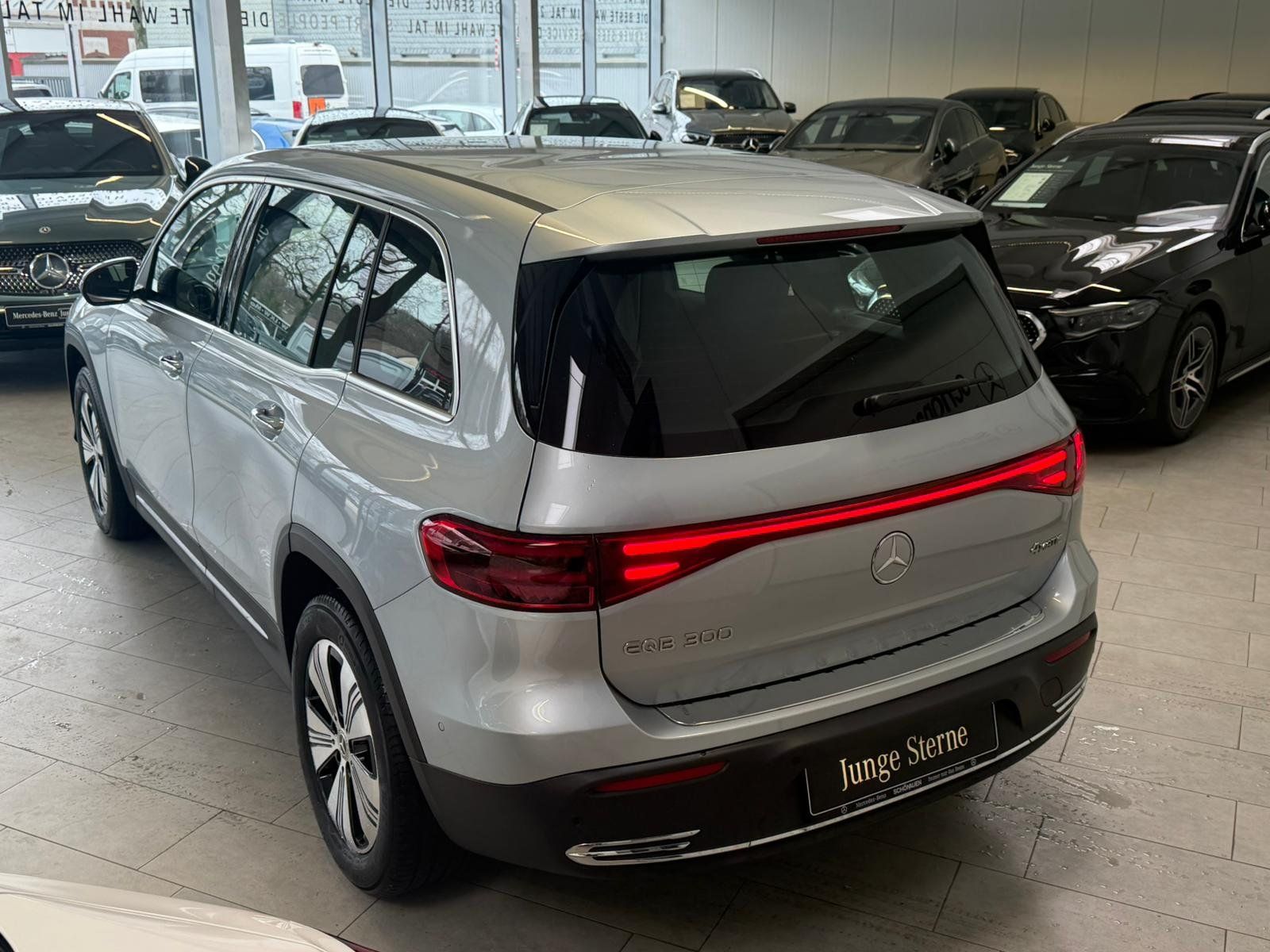 Fahrzeugabbildung Mercedes-Benz EQB 300 4M PROGRESSIVEADVPLUS+MEMORY+CARPLAY+VZ