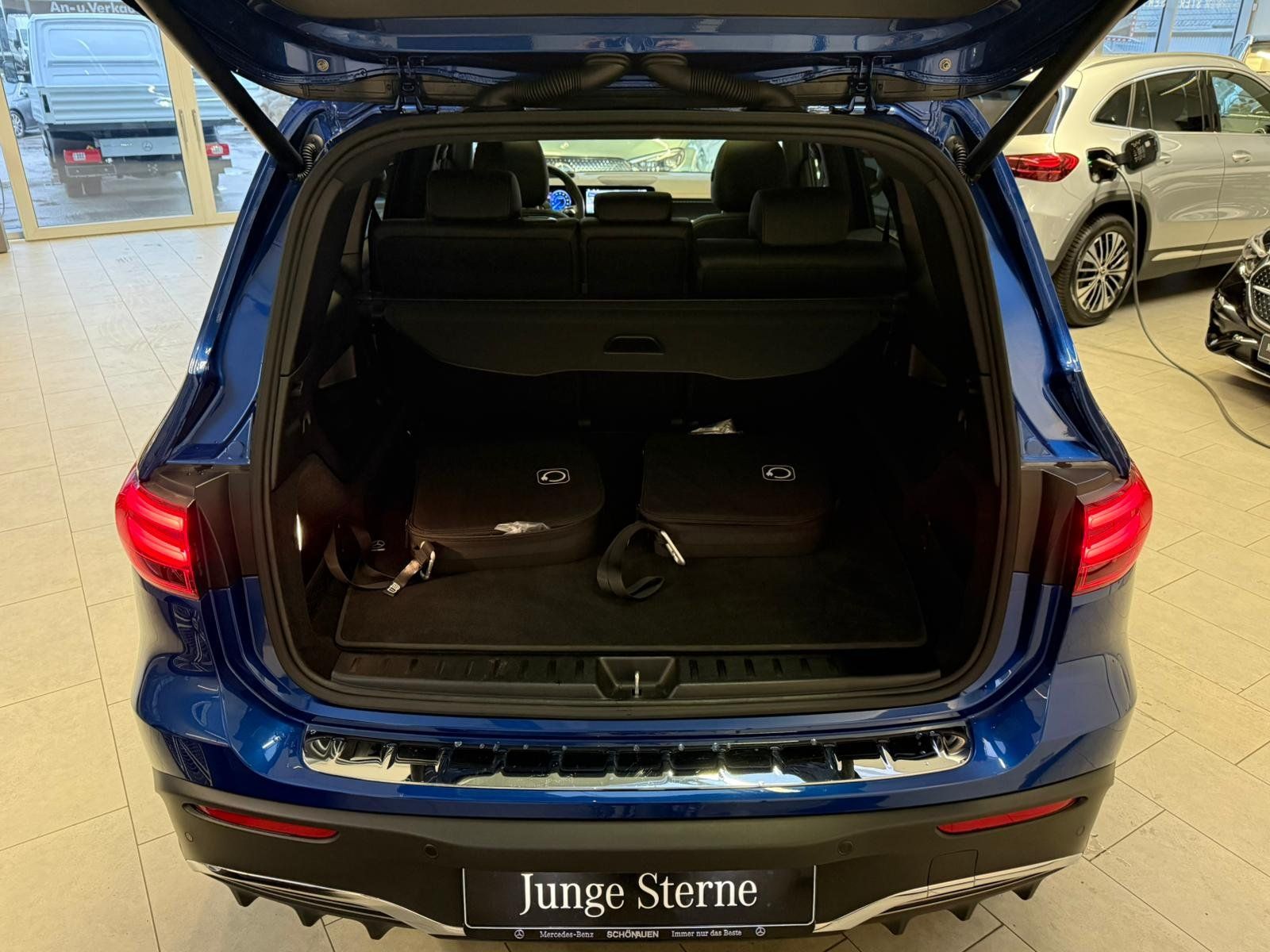 Fahrzeugabbildung Mercedes-Benz EQB 350 4M AMG+DISTR+PANO+HUD+BURMES+MEMORY+360°