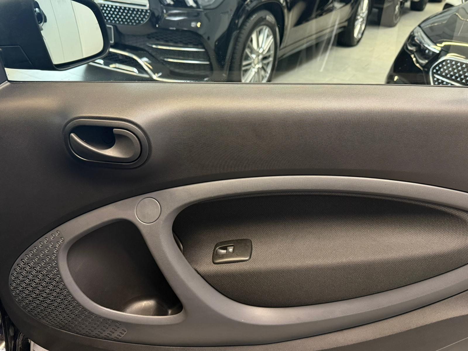 Fahrzeugabbildung Smart EQ fortwo+ KLIMAAUTO+SHZ+DAB+ALLWETTER+TEMP+ALU