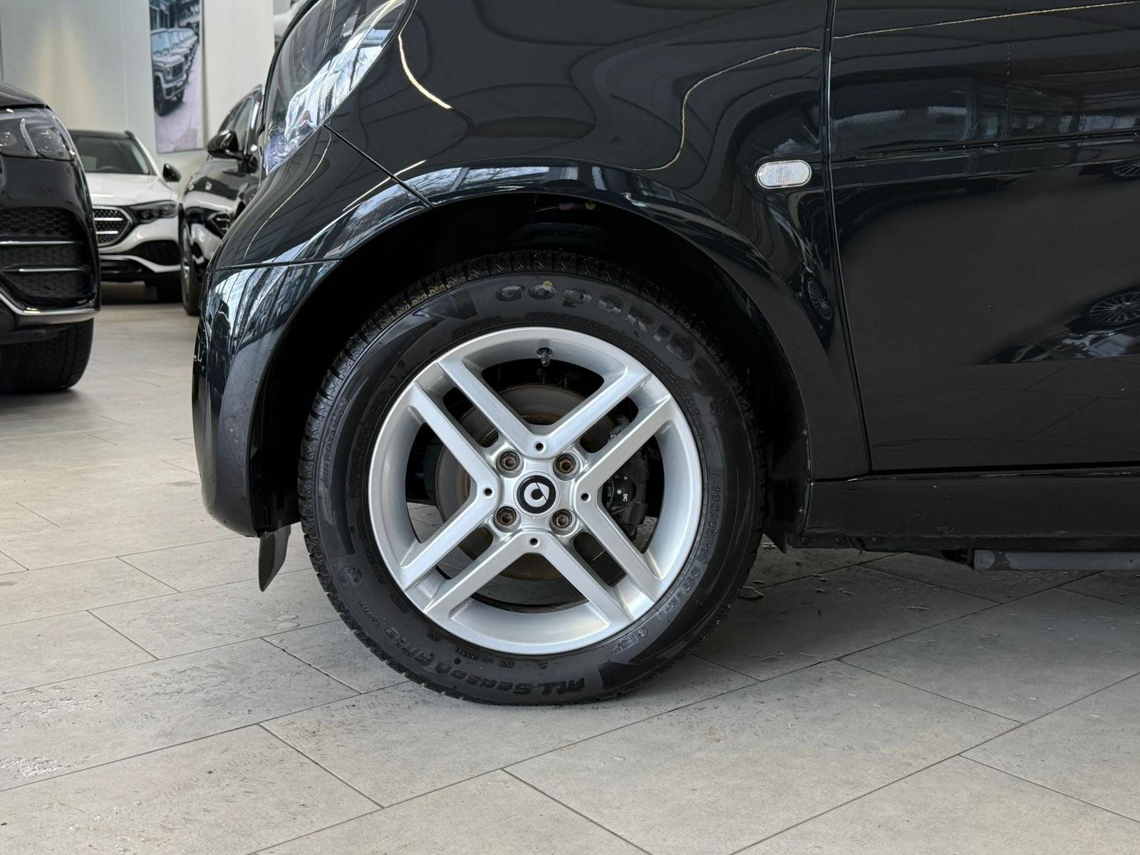 Fahrzeugabbildung Smart EQ fortwo+ KLIMAAUTO+SHZ+DAB+ALLWETTER+TEMP+ALU