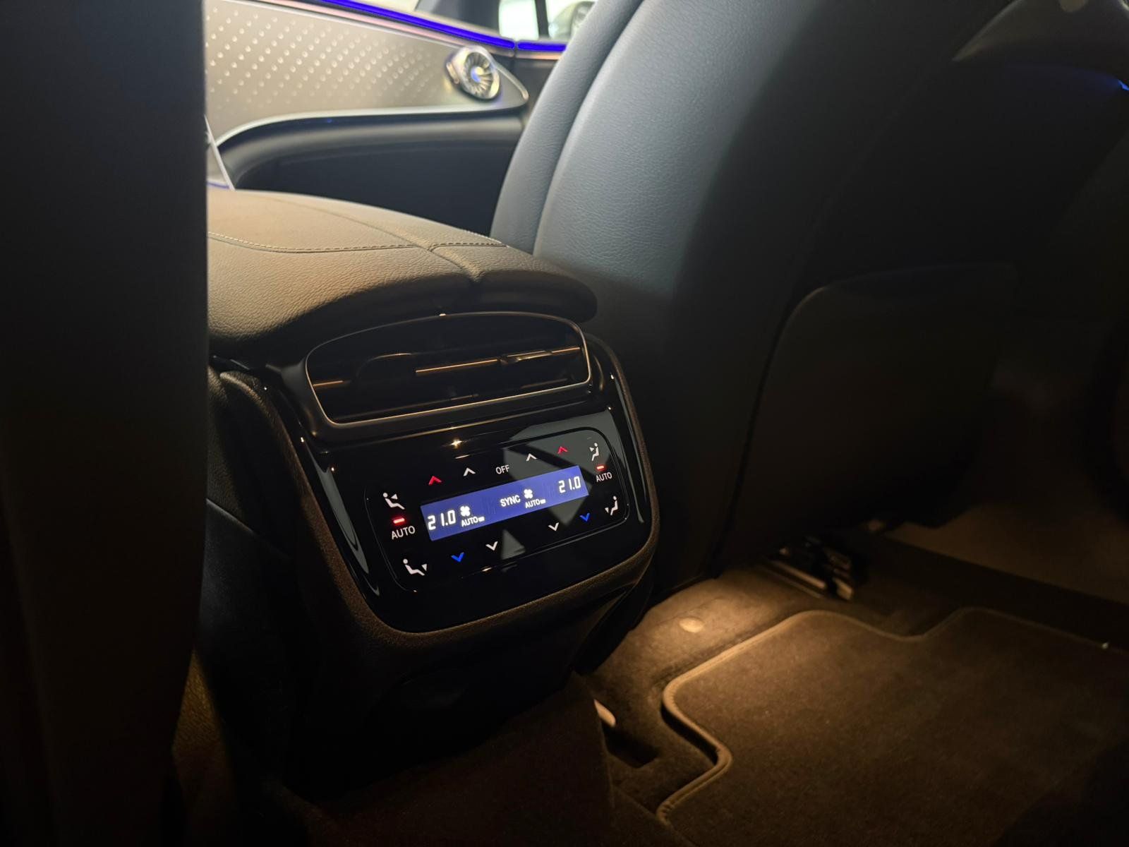 Fahrzeugabbildung Mercedes-Benz EQE 300 ELECTRIC ART DISTR+HUD+BURM+AIRMATIC+EDW