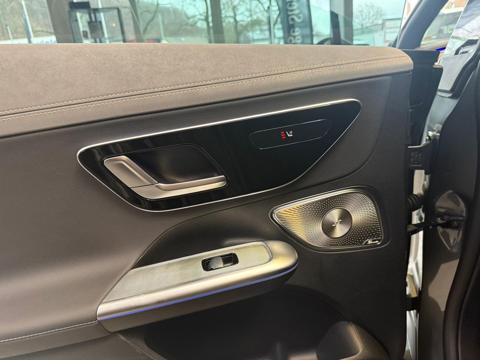 Fahrzeugabbildung Mercedes-Benz EQE 300 ELECTRIC ART DISTR+HUD+BURM+AIRMATIC+EDW