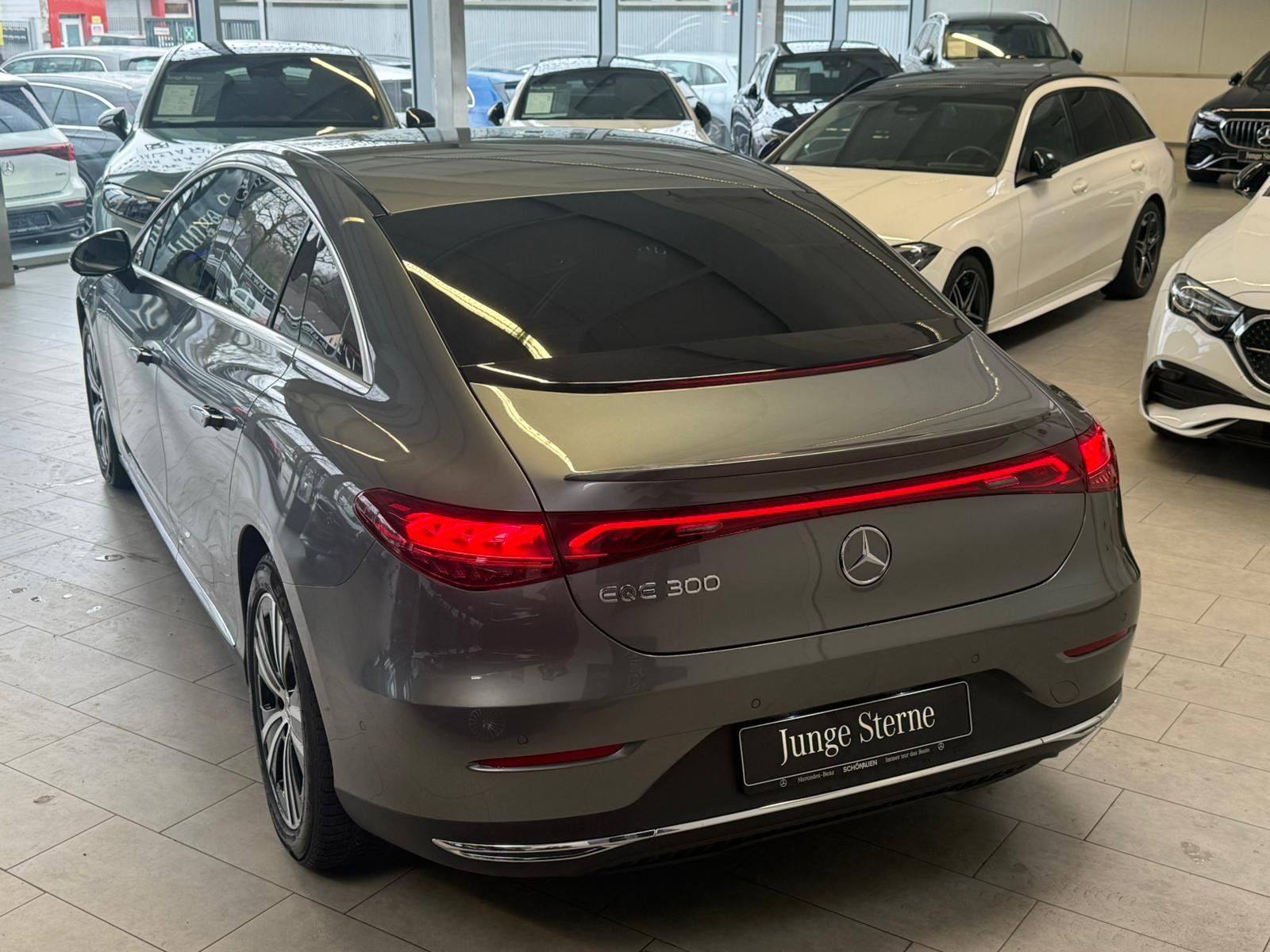 Fahrzeugabbildung Mercedes-Benz EQE 300 ELECTRIC ART DISTR+HUD+BURM+AIRMATIC+EDW