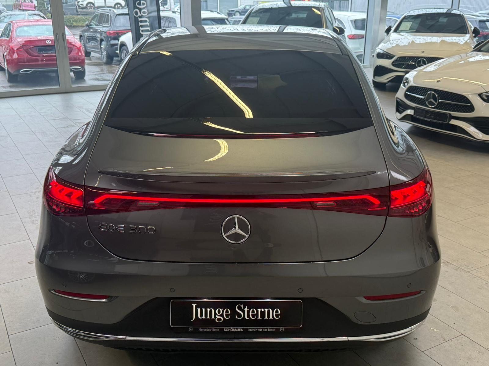 Fahrzeugabbildung Mercedes-Benz EQE 300 ELECTRIC ART DISTR+HUD+BURM+AIRMATIC+EDW