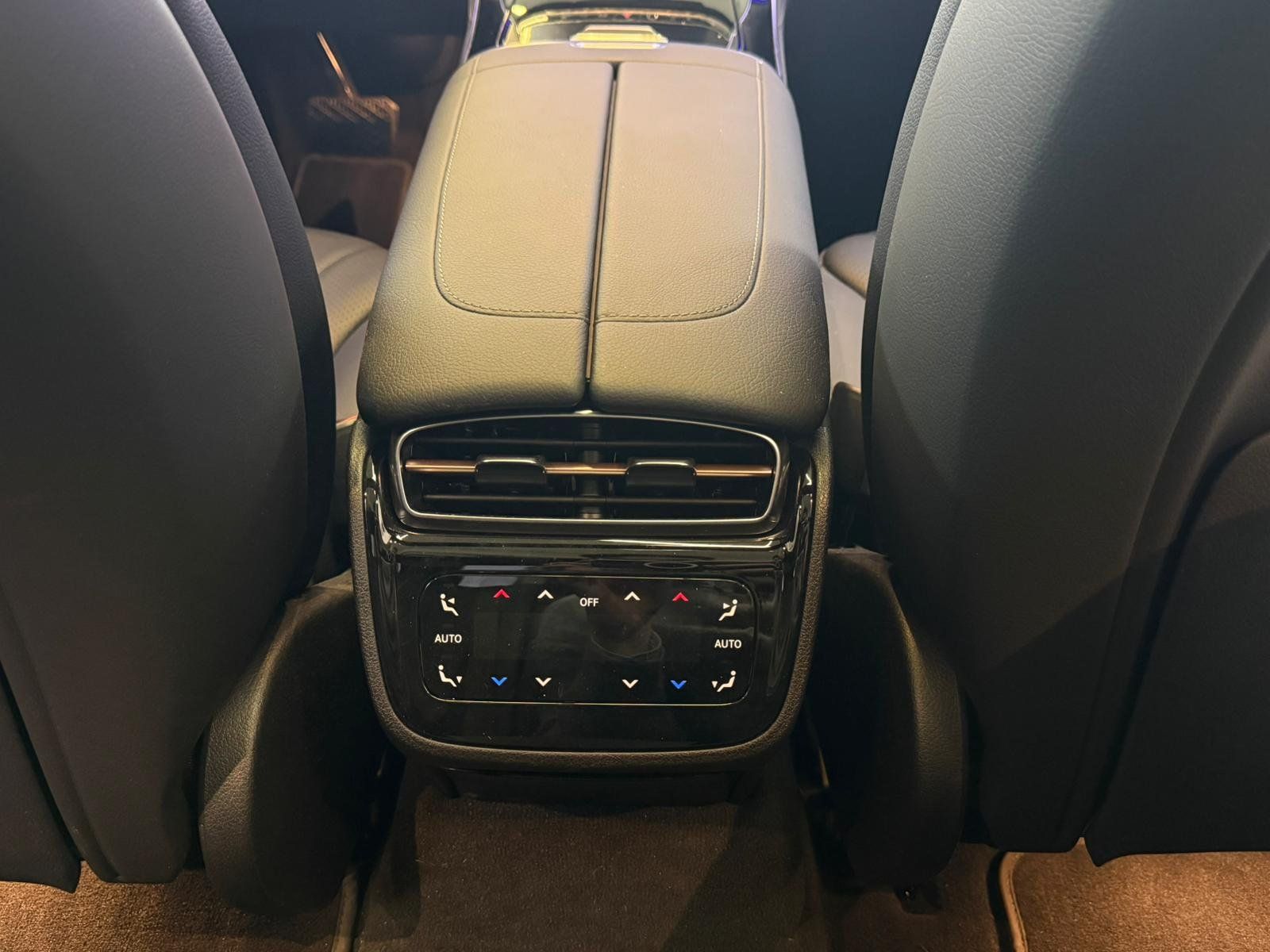 Fahrzeugabbildung Mercedes-Benz EQE 300 PREMIUMPLUS+PANO+DISTR+BURM+MEMORY+HUD