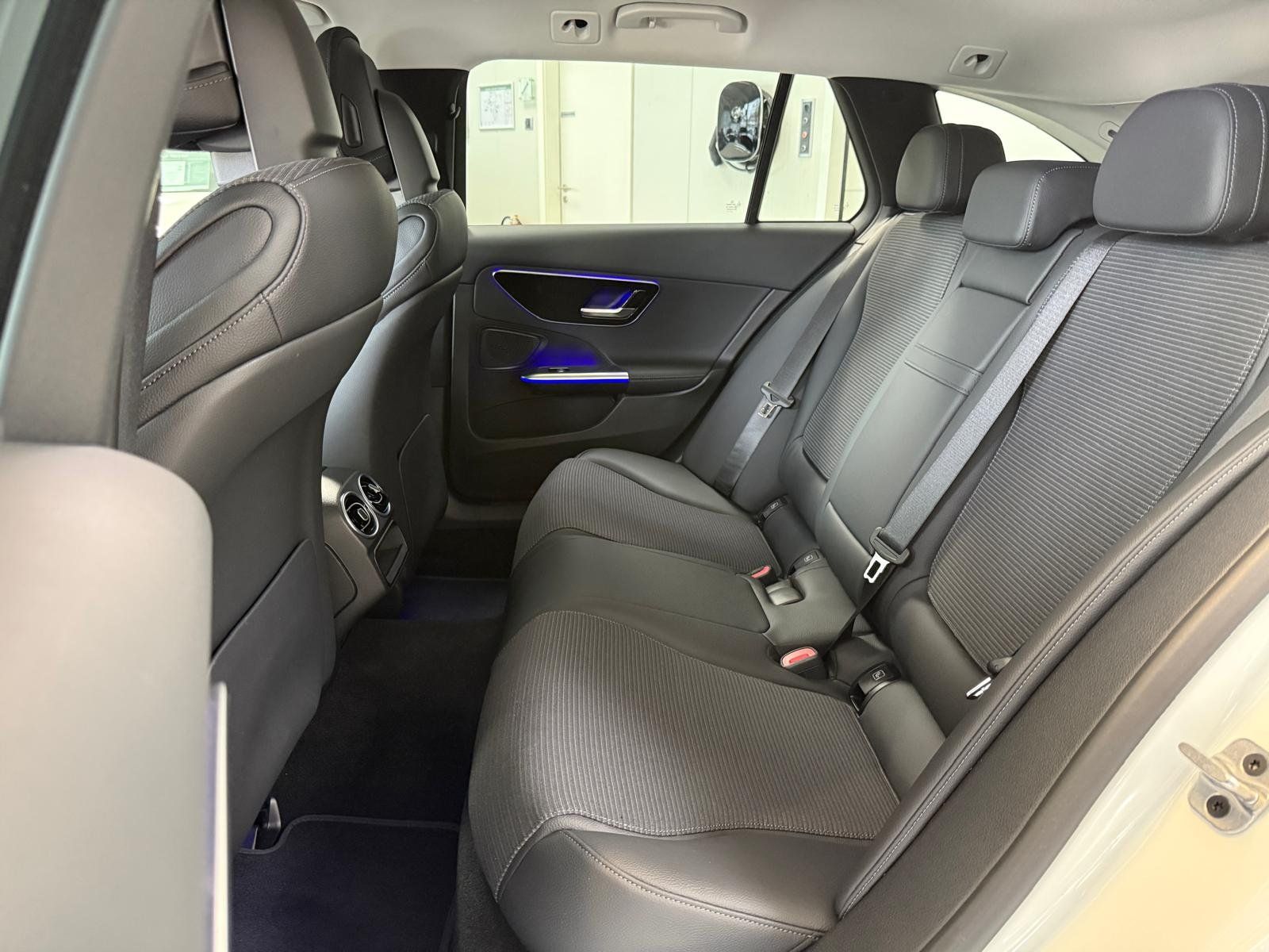 Fahrzeugabbildung Mercedes-Benz C 180 T Avantgarde KAMERA+AHK+MEMORY+KEYLESS+LED