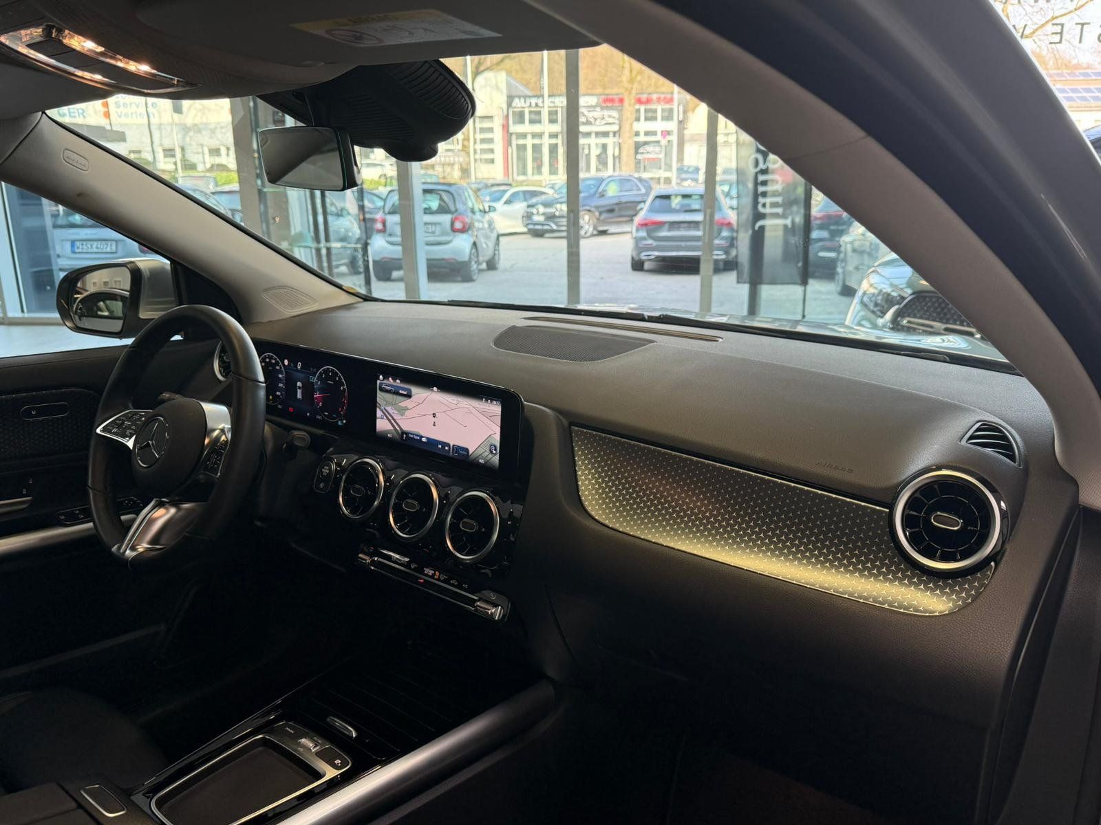 Fahrzeugabbildung Mercedes-Benz GLA 200 PROGRESSIVE ADV. 360°+AHK+EASYPACK+LED