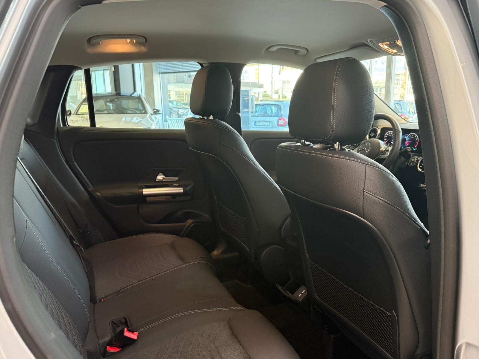 Fahrzeugabbildung Mercedes-Benz GLA 200 PROGRESSIVE ADV. 360°+AHK+EASYPACK+LED