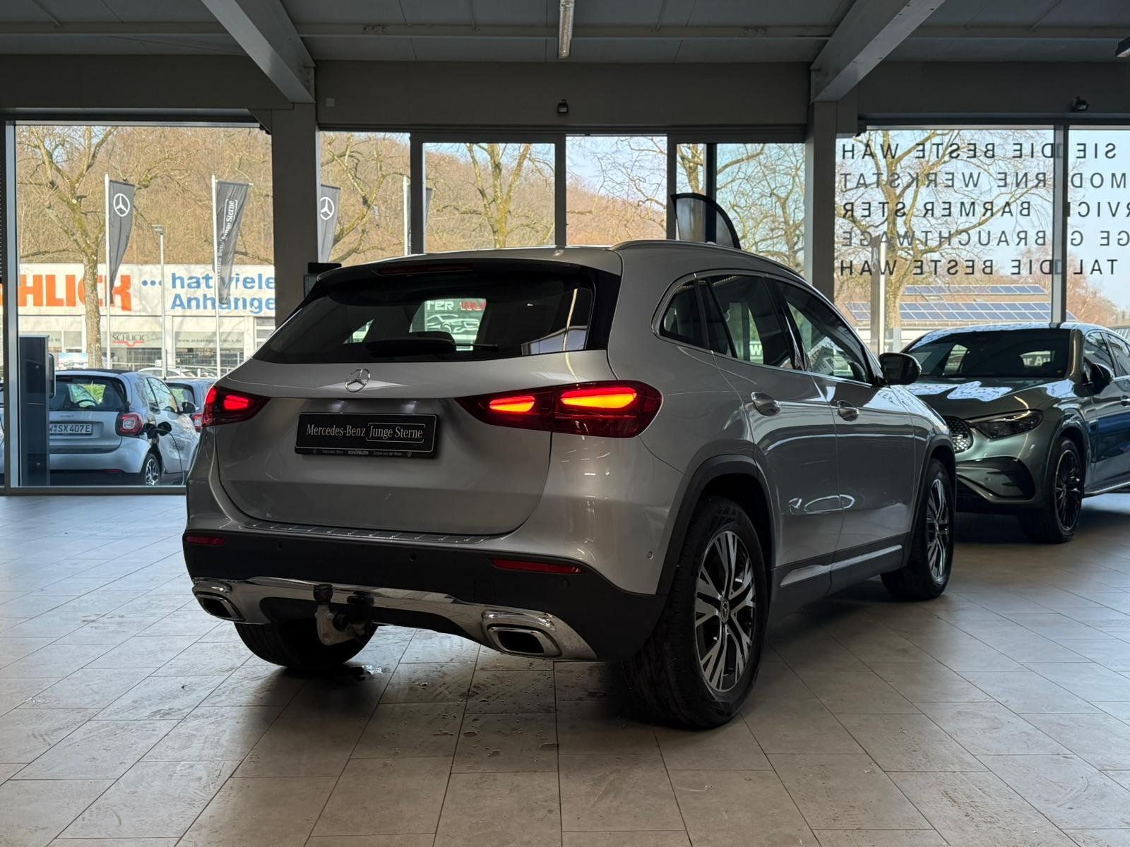 Fahrzeugabbildung Mercedes-Benz GLA 200 PROGRESSIVE ADV. 360°+AHK+EASYPACK+LED