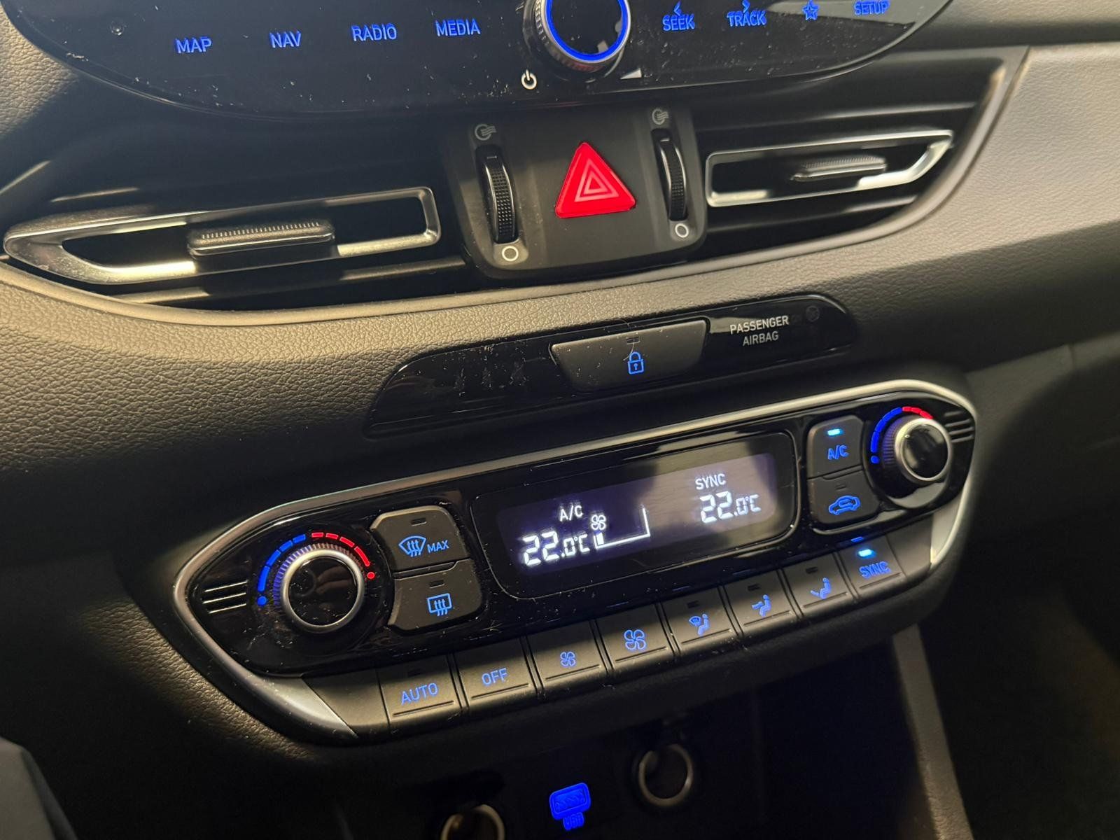 Fahrzeugabbildung Hyundai i30 1.5 TGDI KAMERA+KLIMA+LED+TEMPOMAT+SITZHZ+