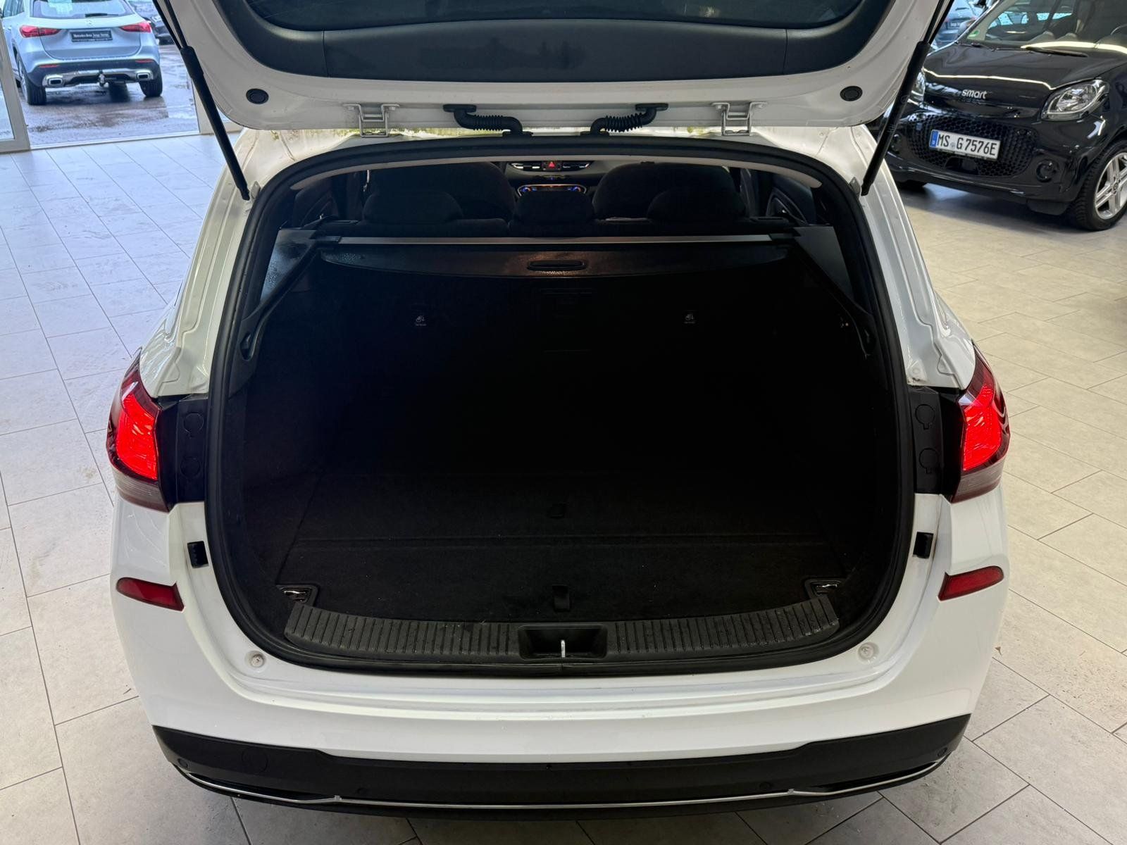 Fahrzeugabbildung Hyundai i30 1.5 TGDI KAMERA+KLIMA+LED+TEMPOMAT+SITZHZ+