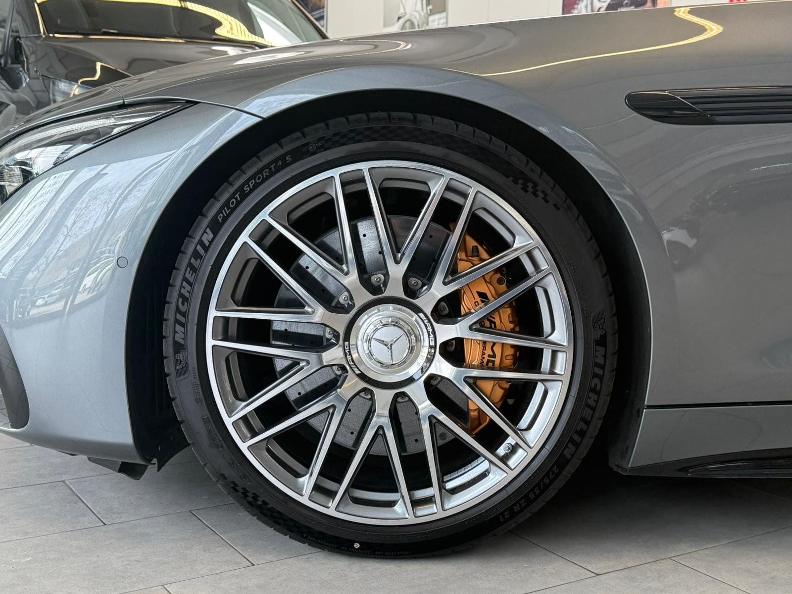 Fahrzeugabbildung Mercedes-Benz SL63 4M+ KERAMIK+FAP+DISTR+NIGHT+BURM+EDW+MEMORY