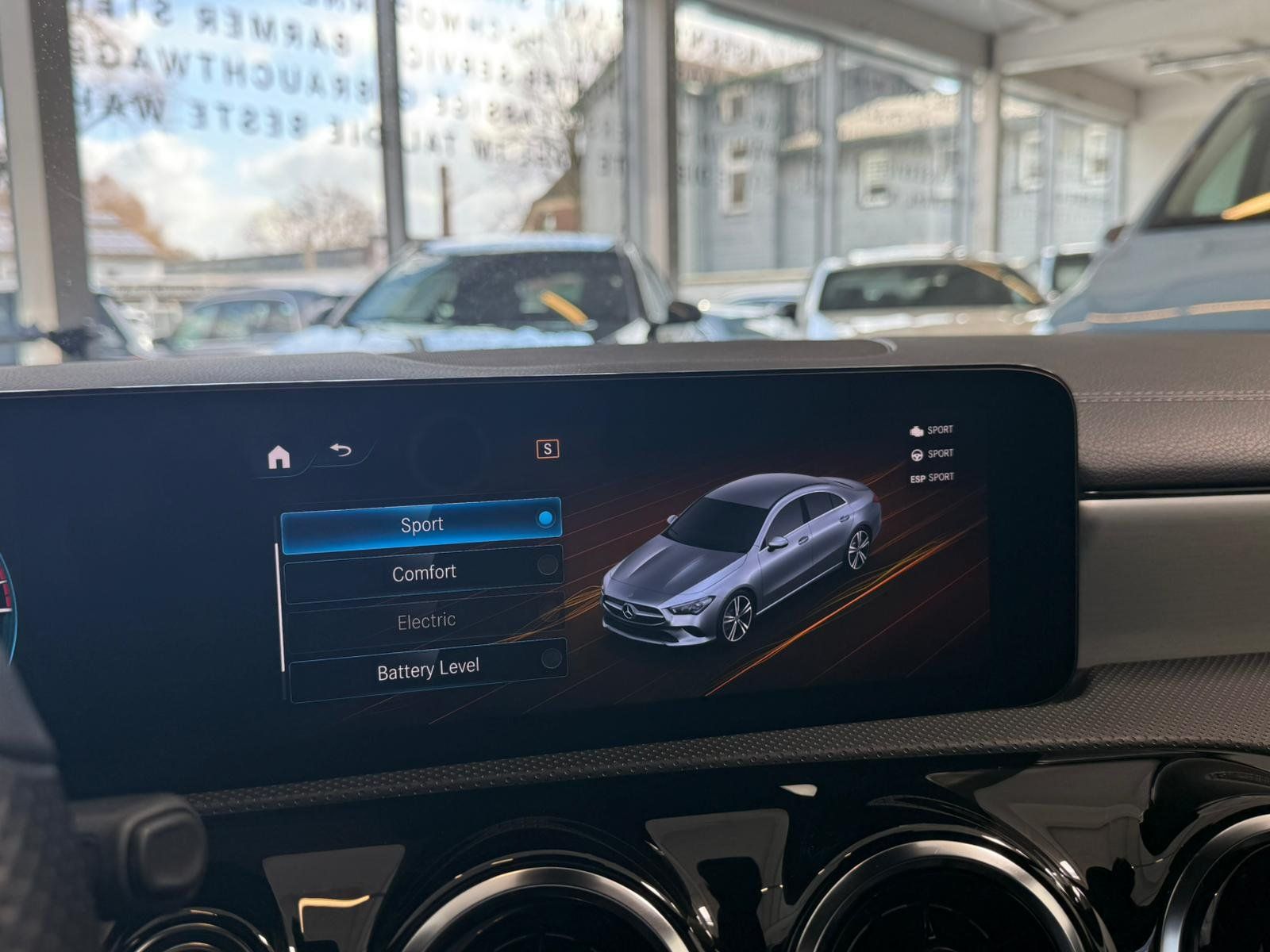 Fahrzeugabbildung Mercedes-Benz CLA 250e Coupé AMG DISTR+FAP+MBEAM+KEYLESS+HUD