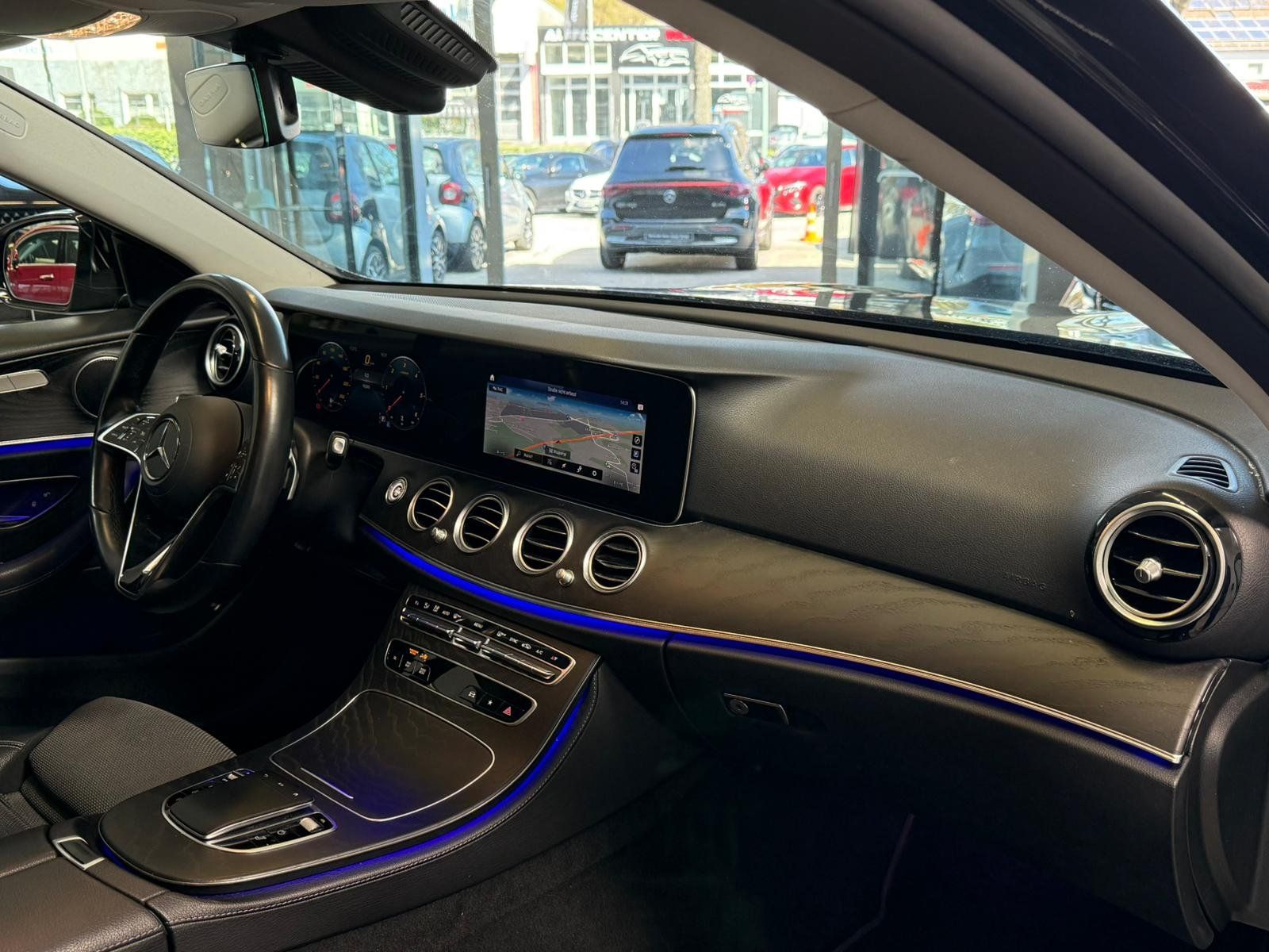 Fahrzeugabbildung Mercedes-Benz E 220 T d Avantgarde AHK+TOTW+NIGHT+EASYPACK+DAB