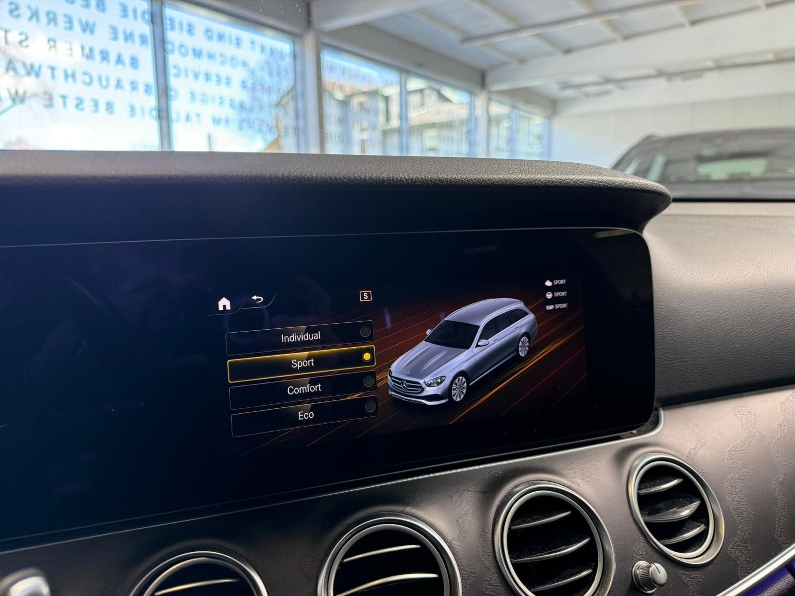 Fahrzeugabbildung Mercedes-Benz E 220 T d Avantgarde AHK+TOTW+NIGHT+EASYPACK+DAB