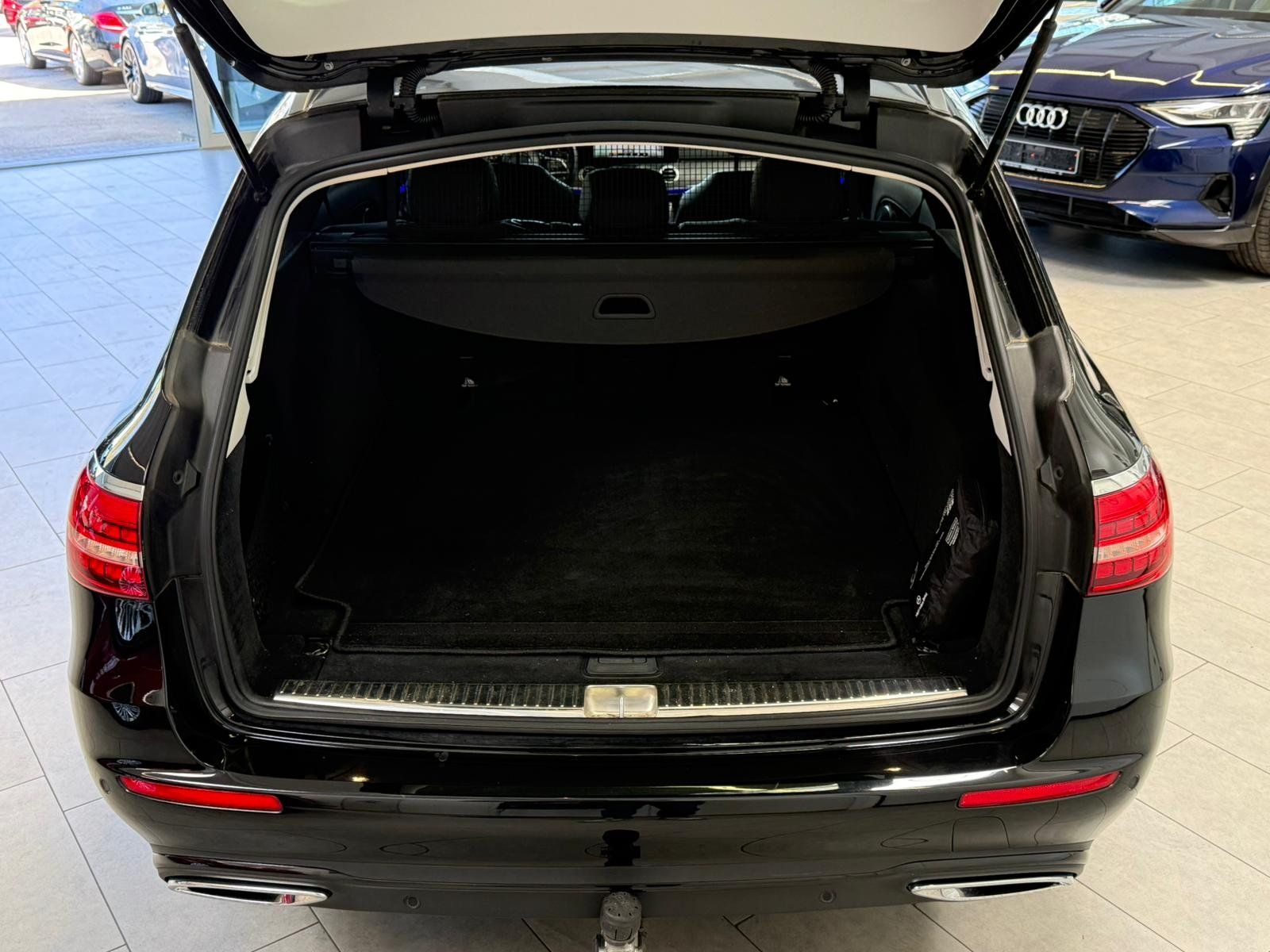 Fahrzeugabbildung Mercedes-Benz E 220 T d Avantgarde AHK+TOTW+NIGHT+EASYPACK+DAB