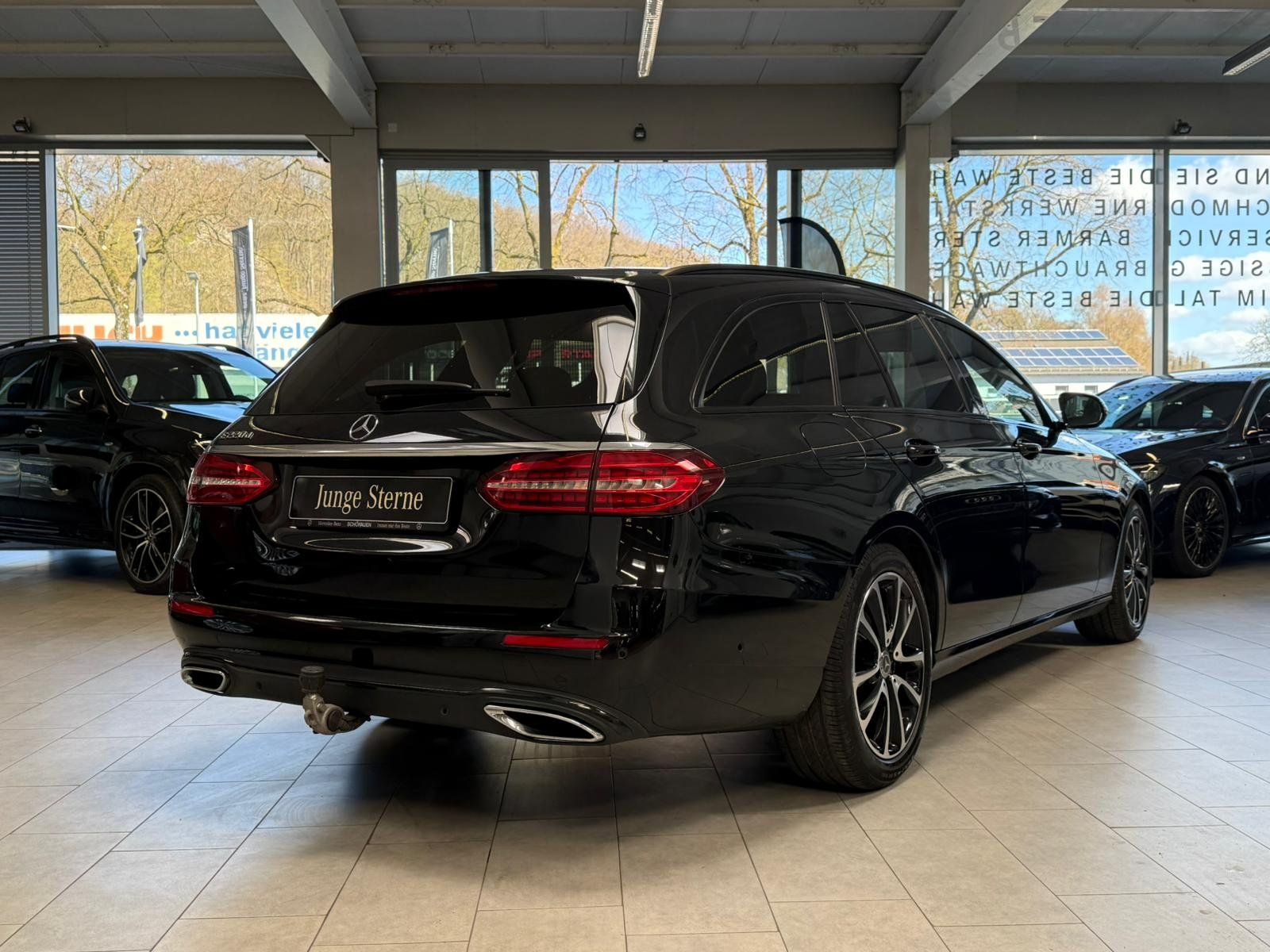 Fahrzeugabbildung Mercedes-Benz E 220 T d Avantgarde AHK+TOTW+NIGHT+EASYPACK+DAB