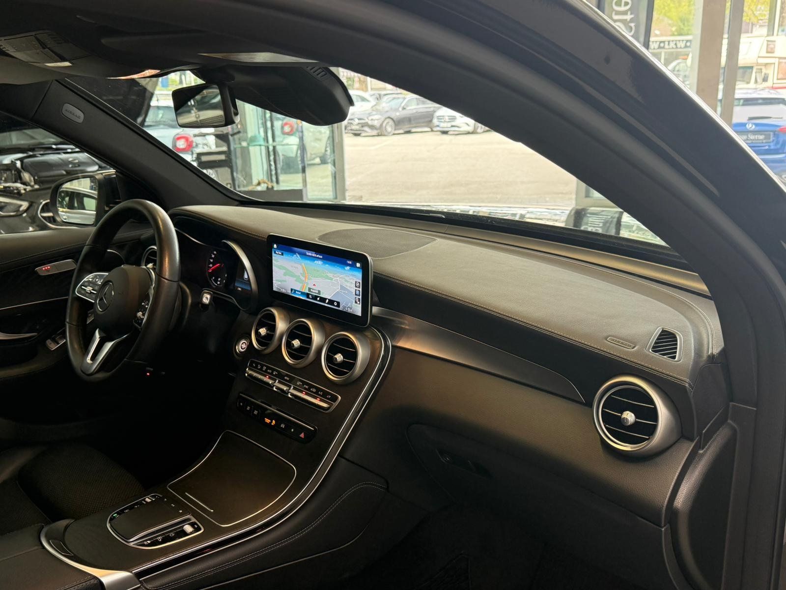 Fahrzeugabbildung Mercedes-Benz GLC 220 d 4M PANORAMA+TOTWINK+AHK+MULTIBEAM+MBUX
