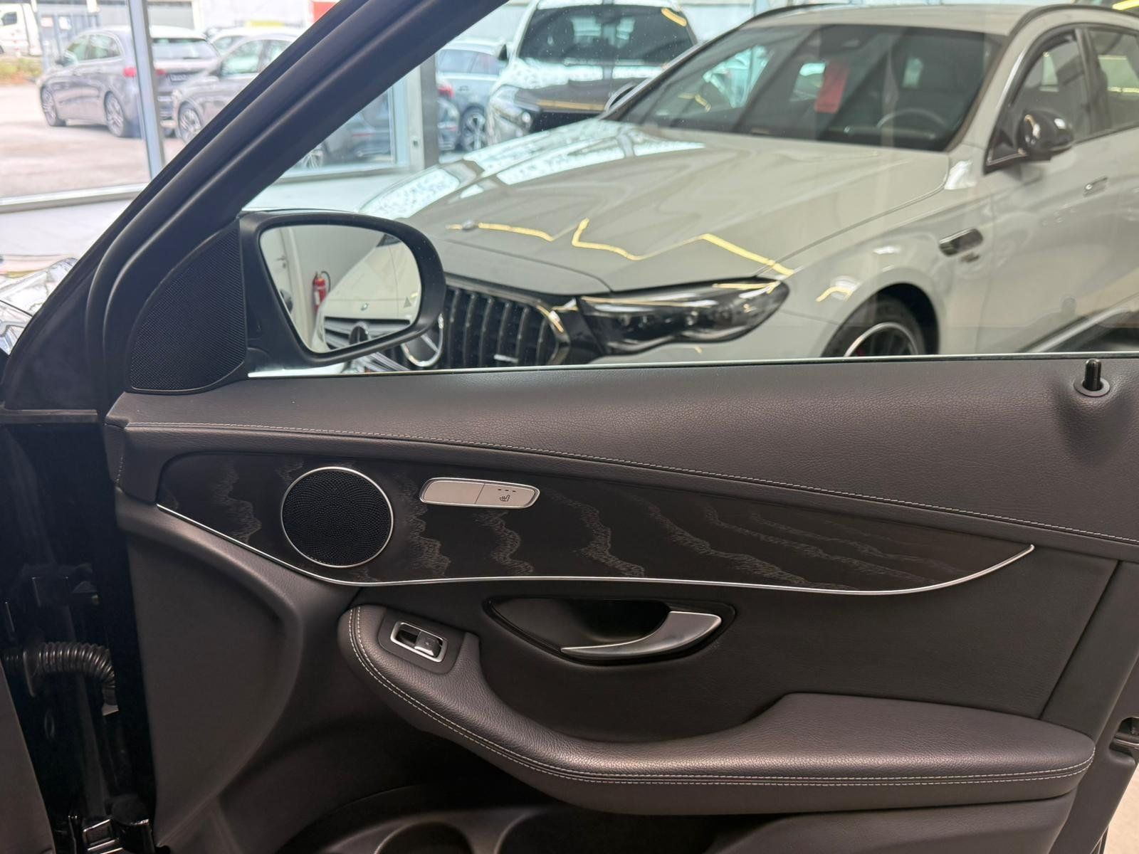 Fahrzeugabbildung Mercedes-Benz GLC 220 d 4M PANORAMA+TOTWINK+AHK+MULTIBEAM+MBUX