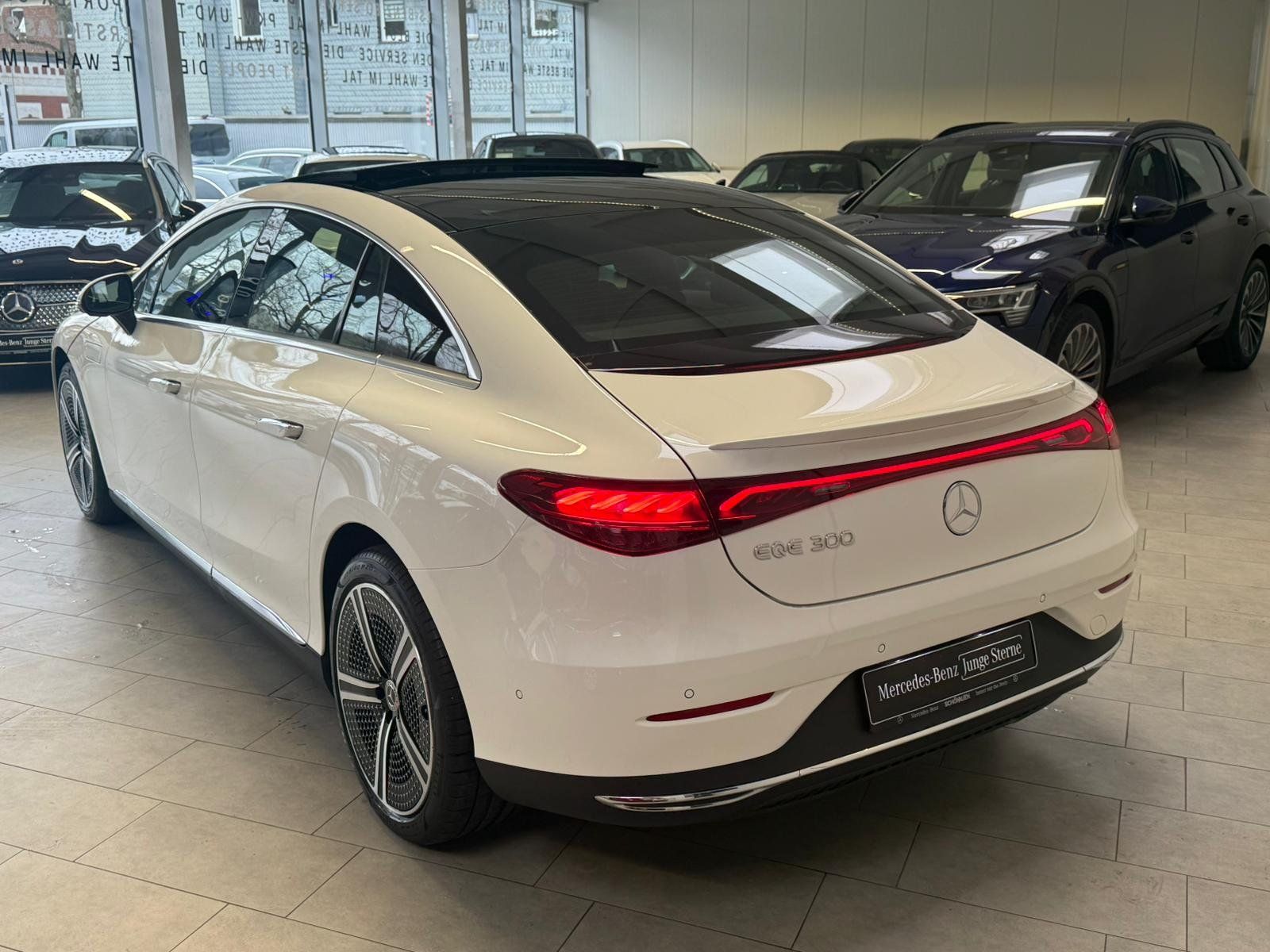 Fahrzeugabbildung Mercedes-Benz EQE 300 ELECTRIC ART AIRM+HYPER+BURM3D+PANO+20"