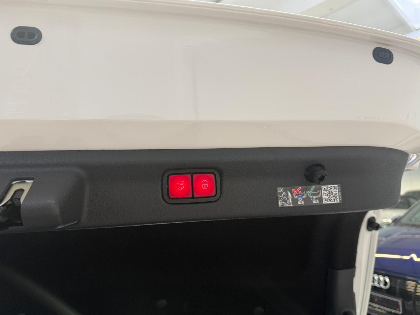 Fahrzeugabbildung Mercedes-Benz EQE 300 ELECTRIC ART AIRM+HYPER+BURM3D+PANO+20"