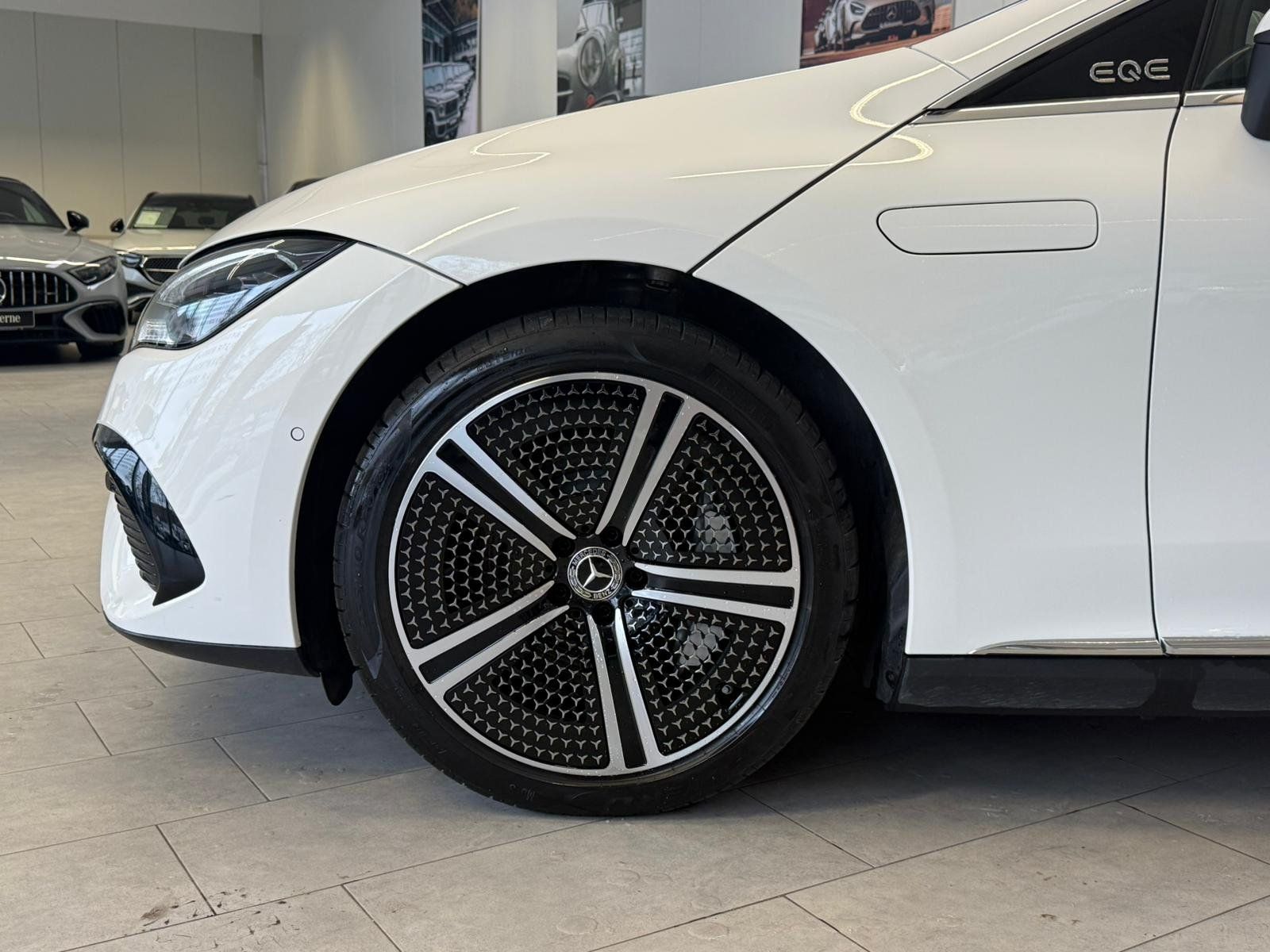 Fahrzeugabbildung Mercedes-Benz EQE 300 ELECTRIC ART AIRM+HYPER+BURM3D+PANO+20"