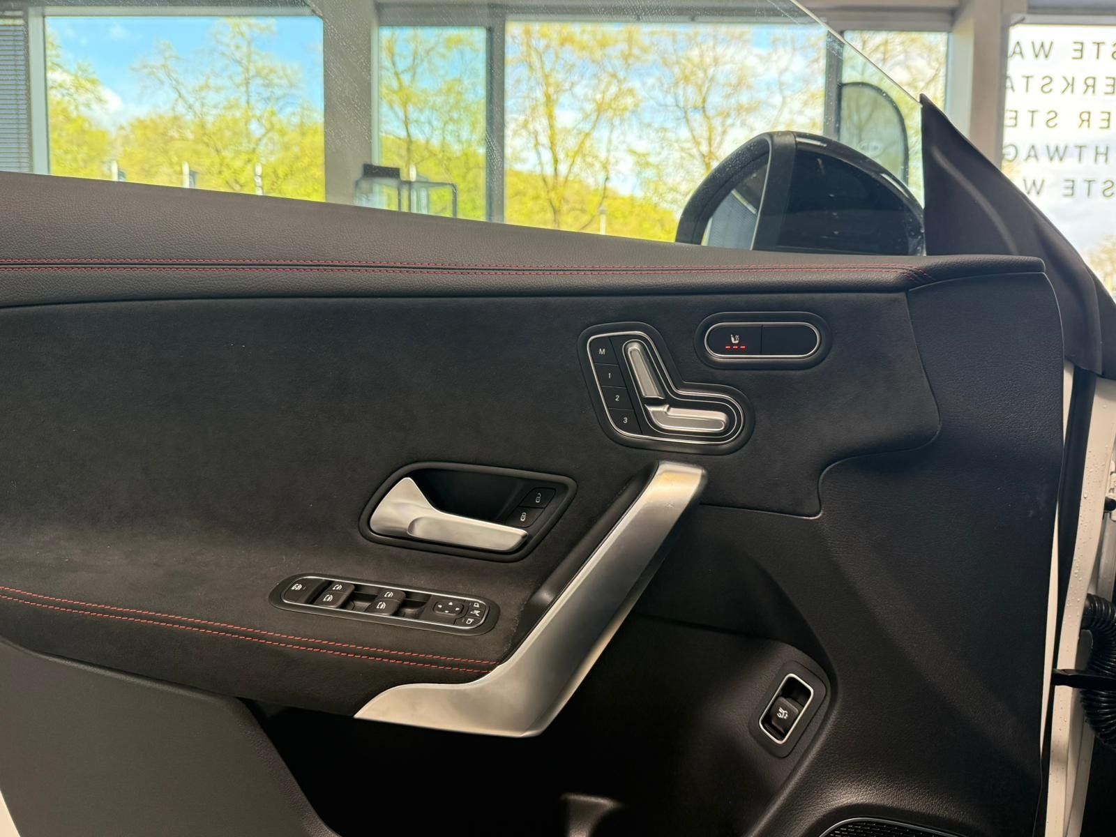 Fahrzeugabbildung Mercedes-Benz CLA 200 Shooting Brake AMG PREM+/BURMES/19"/PANO