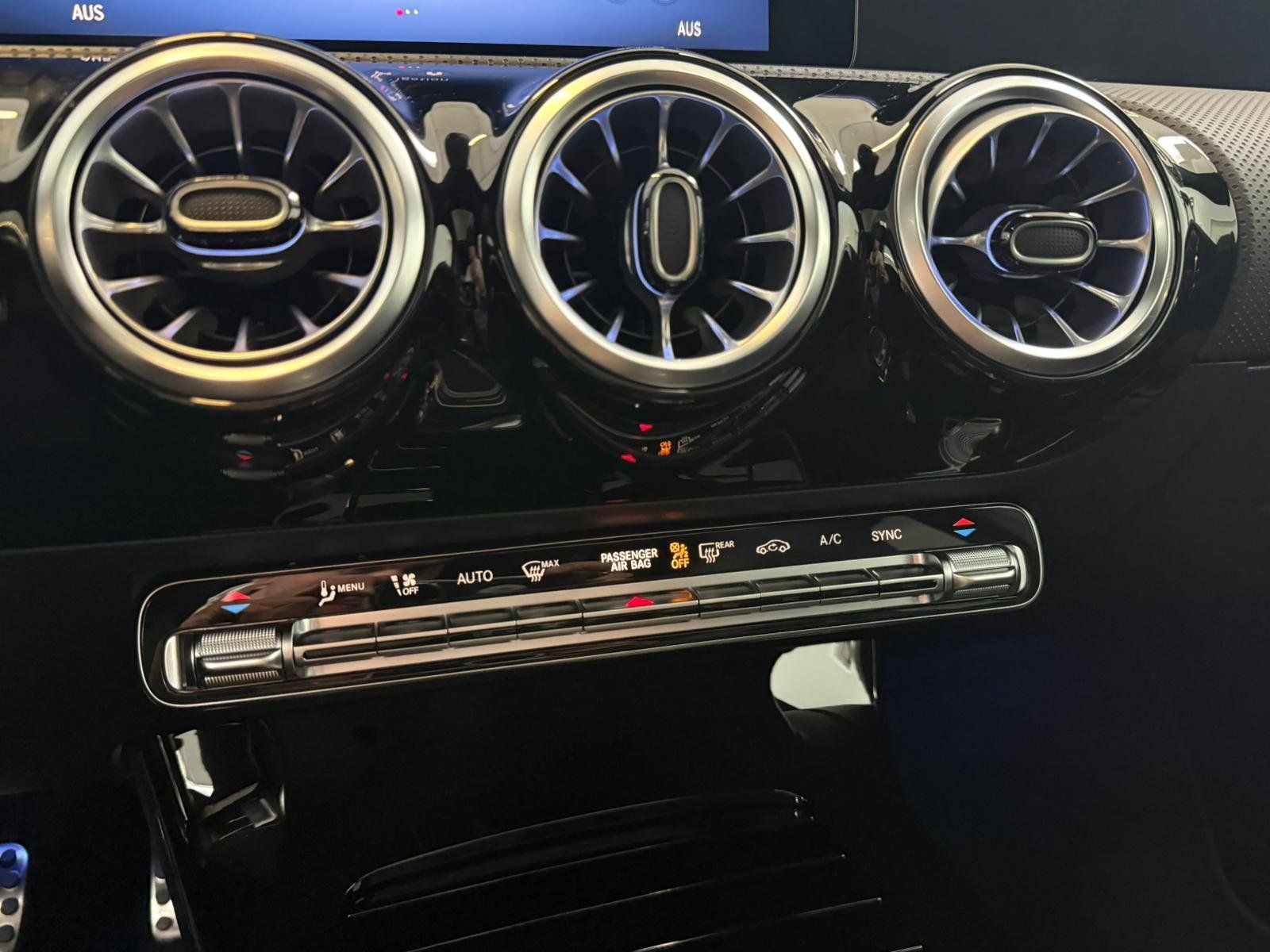 Fahrzeugabbildung Mercedes-Benz CLA 200 Shooting Brake AMG PREM+/BURMES/19"/PANO