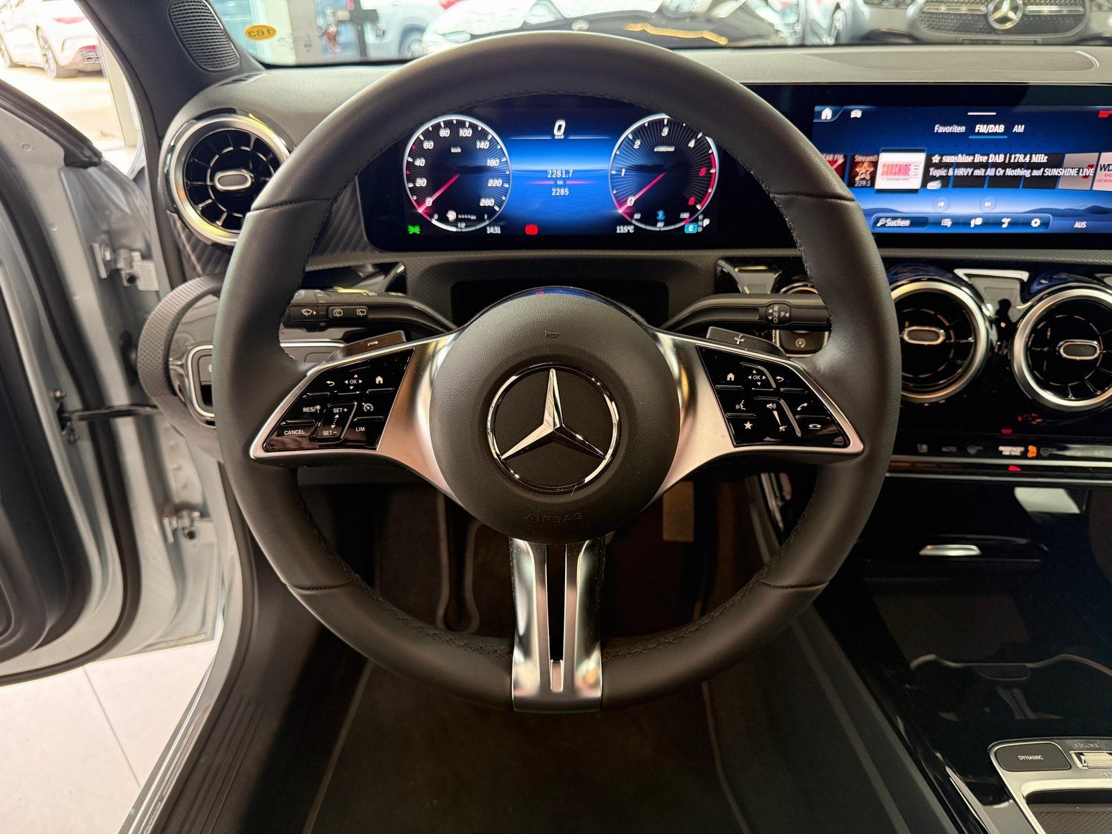 Fahrzeugabbildung Mercedes-Benz A 180d Progressive KAMERA+CARPLAY+LED+DAB+THERM