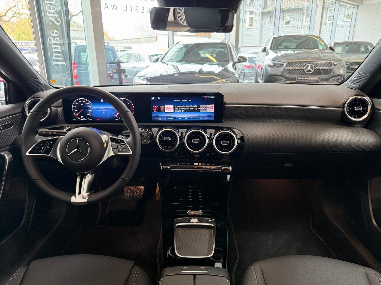 Fahrzeugabbildung Mercedes-Benz A 180d Progressive KAMERA+CARPLAY+LED+DAB+THERM