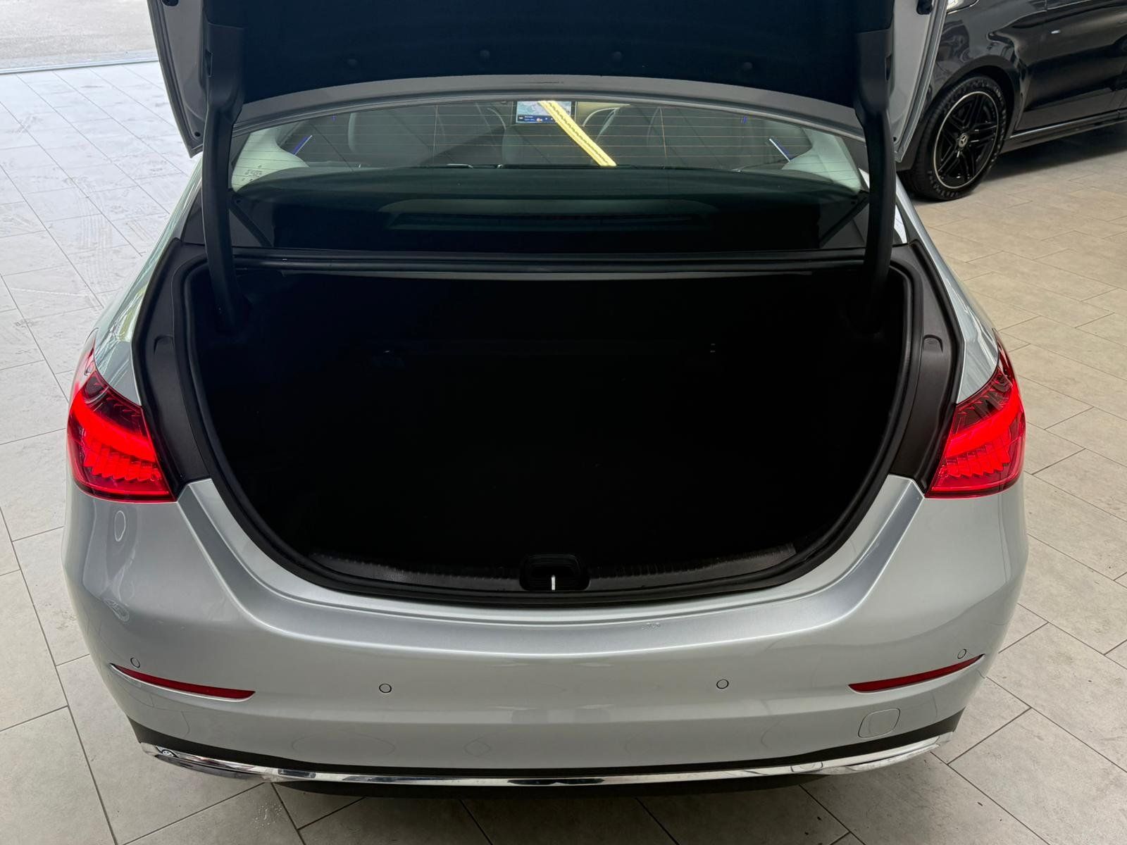 Fahrzeugabbildung Mercedes-Benz C 180 AVANTGARDE ADVANCED+KEYLESS+TOTW+LED+CARPL