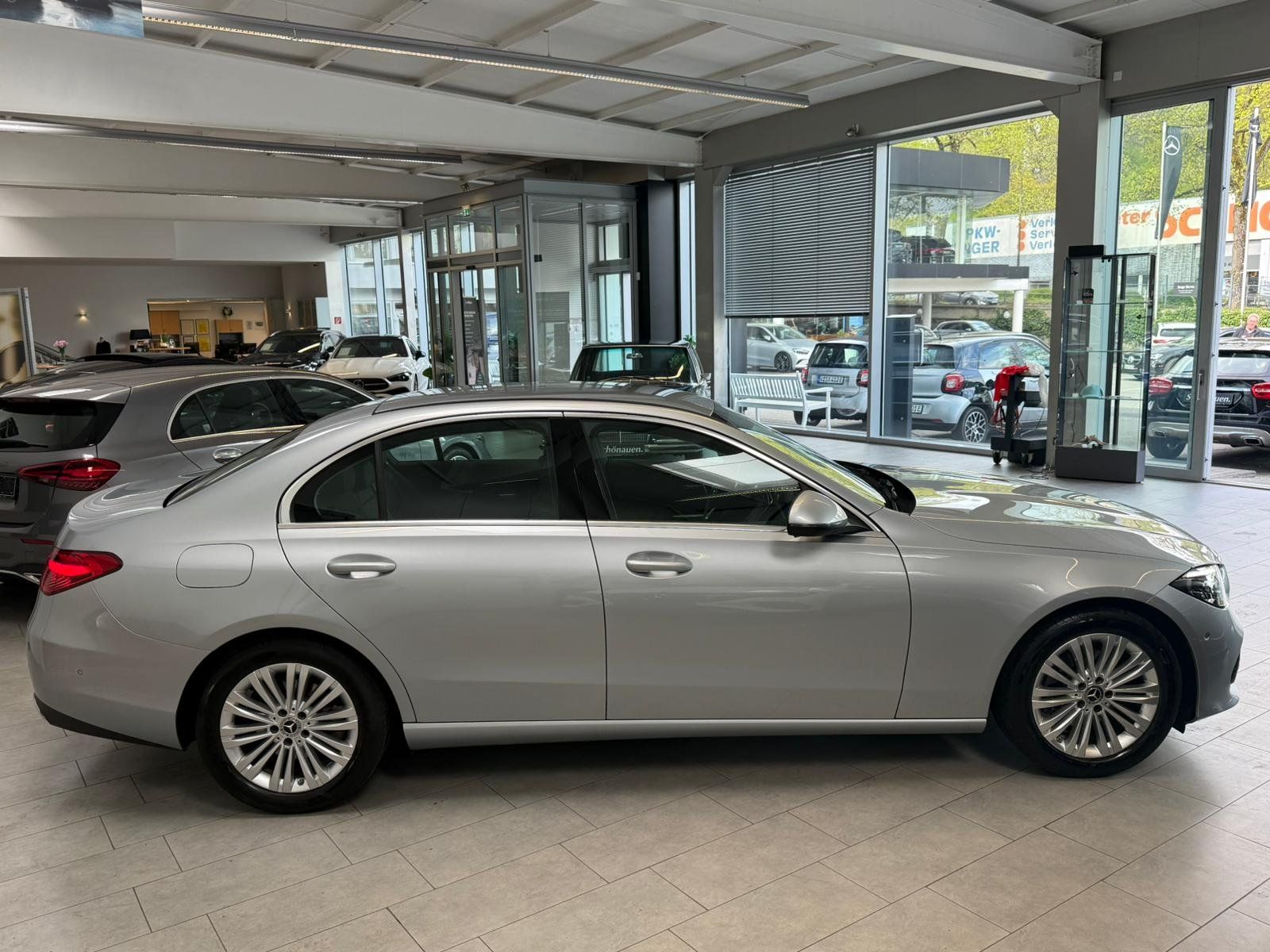 Fahrzeugabbildung Mercedes-Benz C 180 AVANTGARDE ADVANCED+KEYLESS+TOTW+LED+CARPL