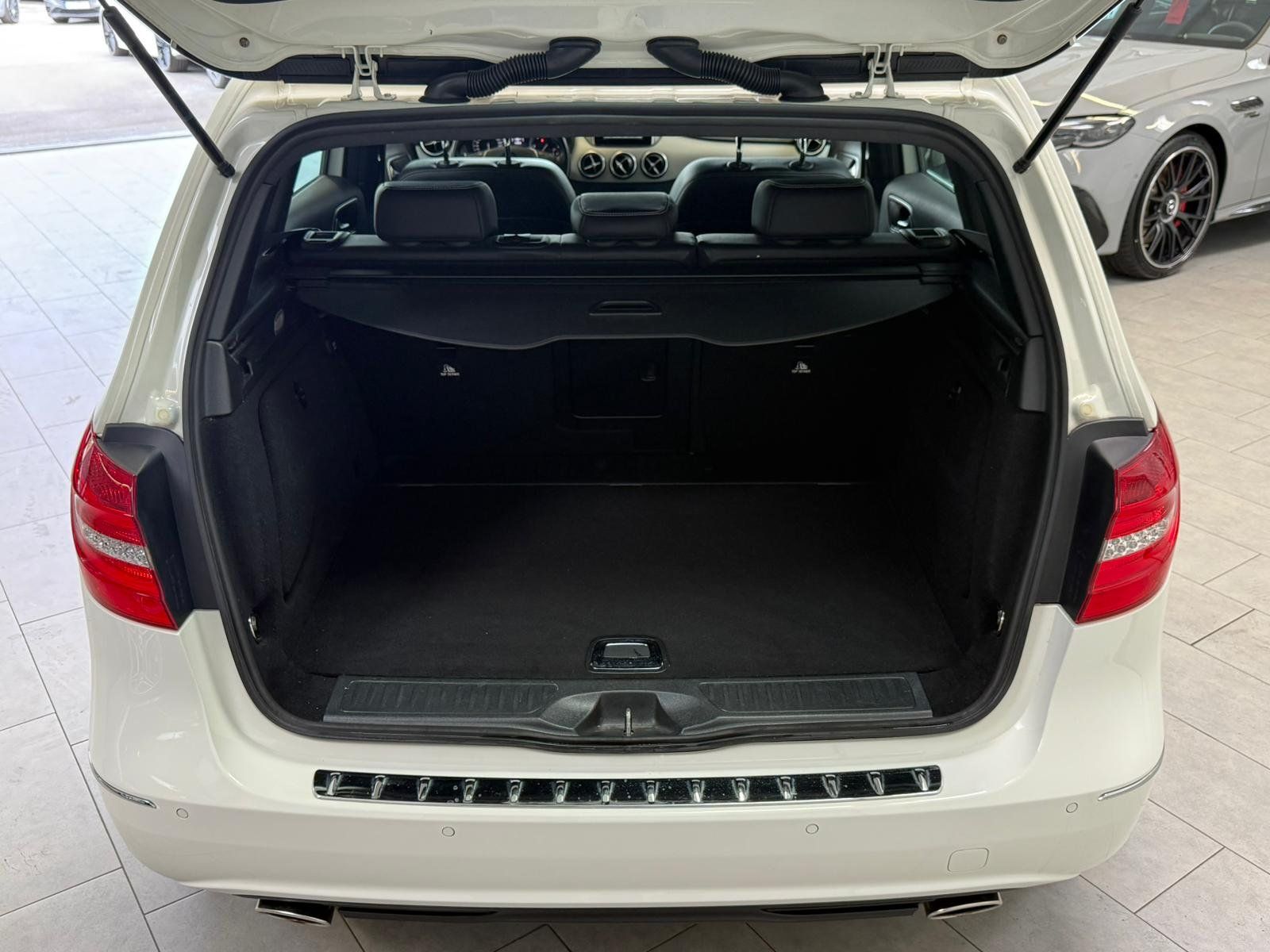 Fahrzeugabbildung Mercedes-Benz B 180 CDI KAMERA+AHK+KLIMA+LED+BLUETOOTH+SITZHZ