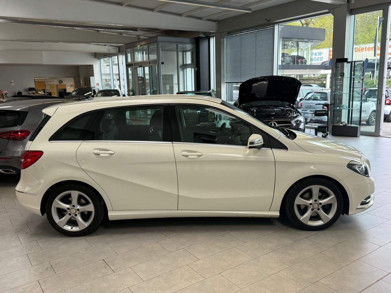 Fahrzeugabbildung Mercedes-Benz B 180 CDI KAMERA+AHK+KLIMA+LED+BLUETOOTH+SITZHZ