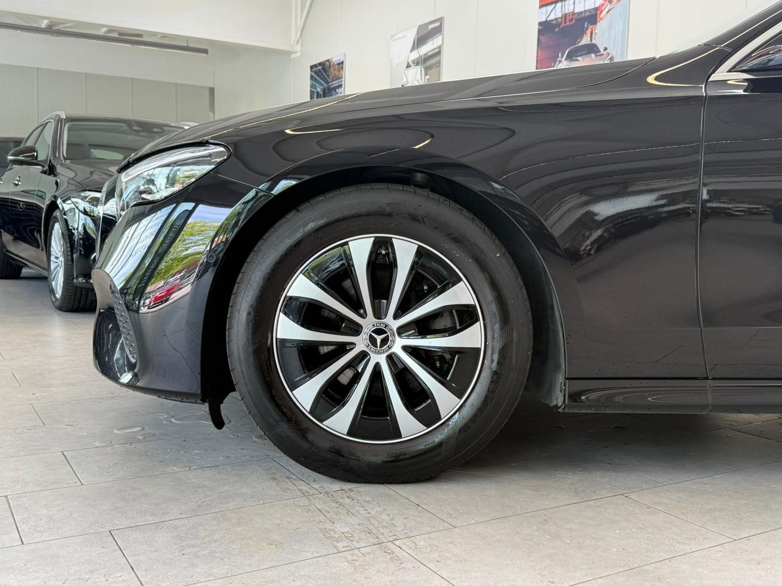 Fahrzeugabbildung Mercedes-Benz E 220 d T AVANTGARDE ADVPLUS+AHK+360+MEMO+TOTWIN