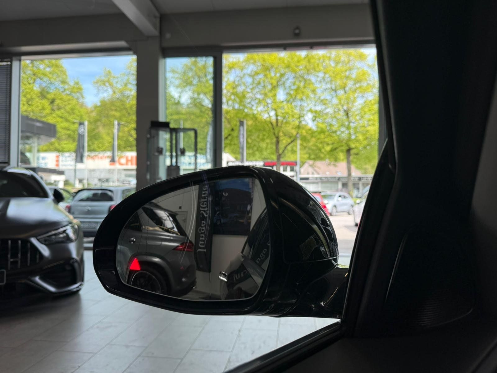 Fahrzeugabbildung Mercedes-Benz E 220 d T AVANTGARDE ADVPLUS+AHK+360+MEMO+TOTWIN