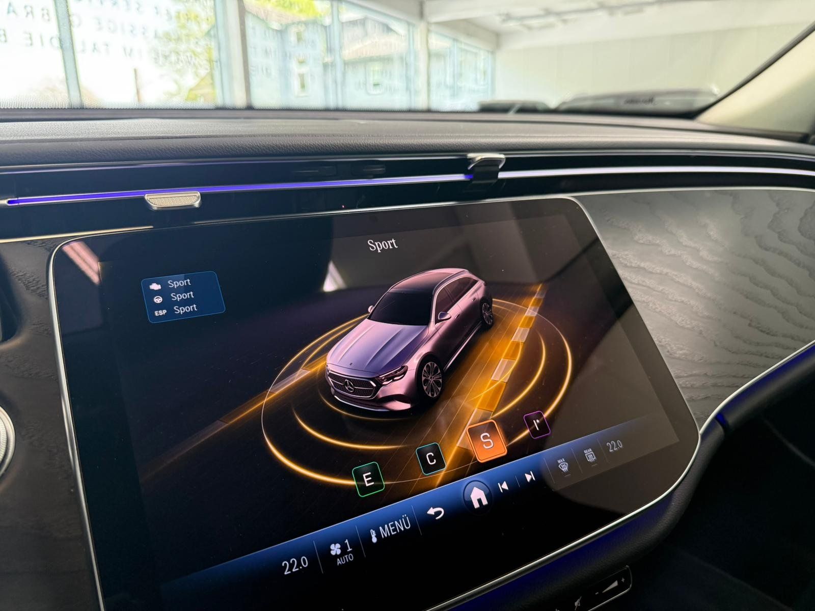 Fahrzeugabbildung Mercedes-Benz E 220 d T AVANTGARDE ADVPLUS+AHK+360+MEMO+TOTWIN