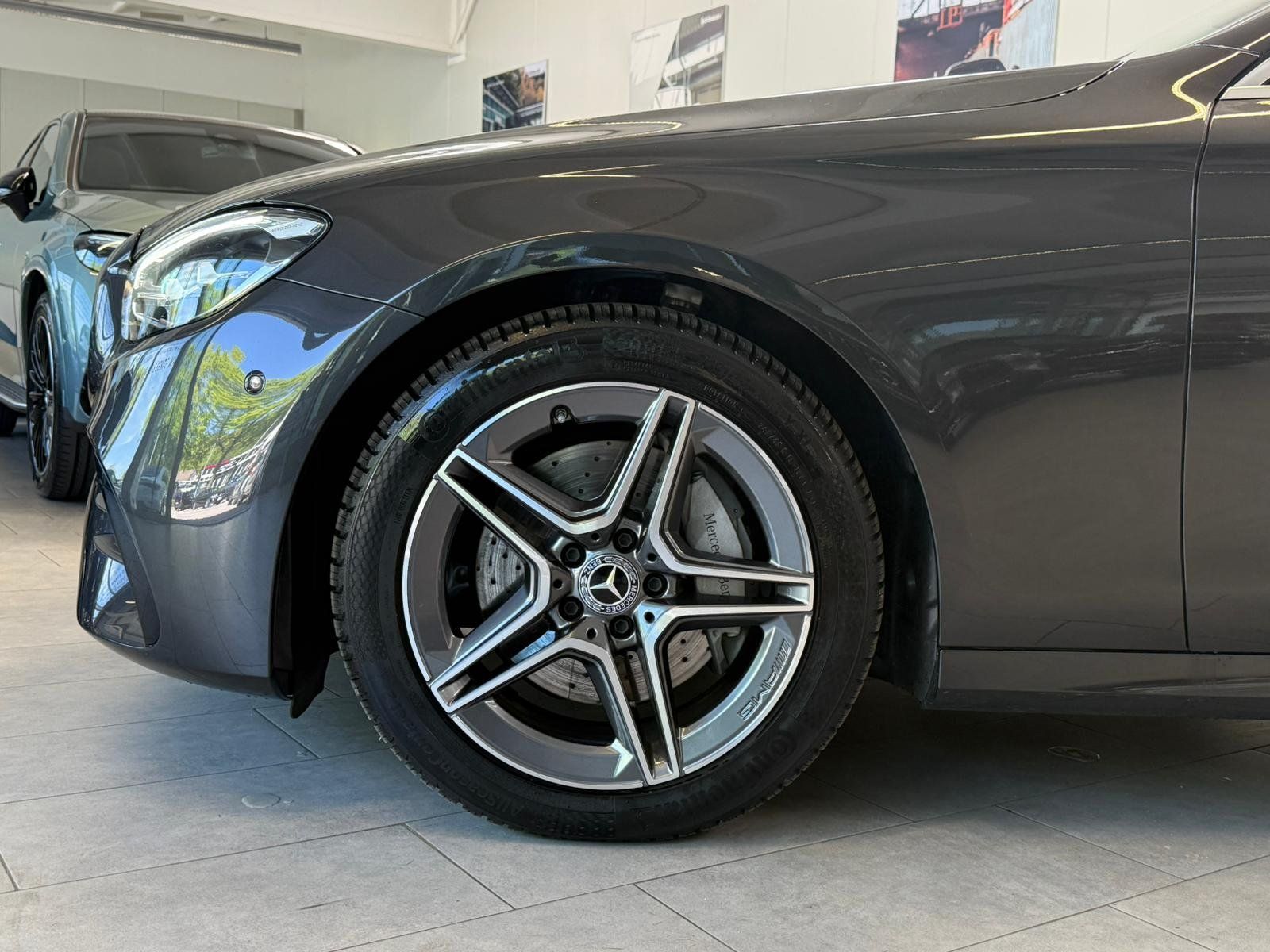 Fahrzeugabbildung Mercedes-Benz E220 d T AMG PANO+DIST+AHK+BURM+KEYLESS+360°+FAP