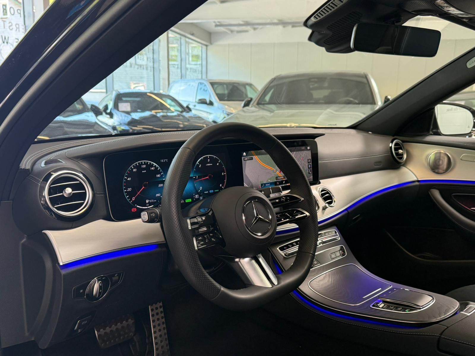 Fahrzeugabbildung Mercedes-Benz E220 d T AMG PANO+DIST+AHK+BURM+KEYLESS+360°+FAP