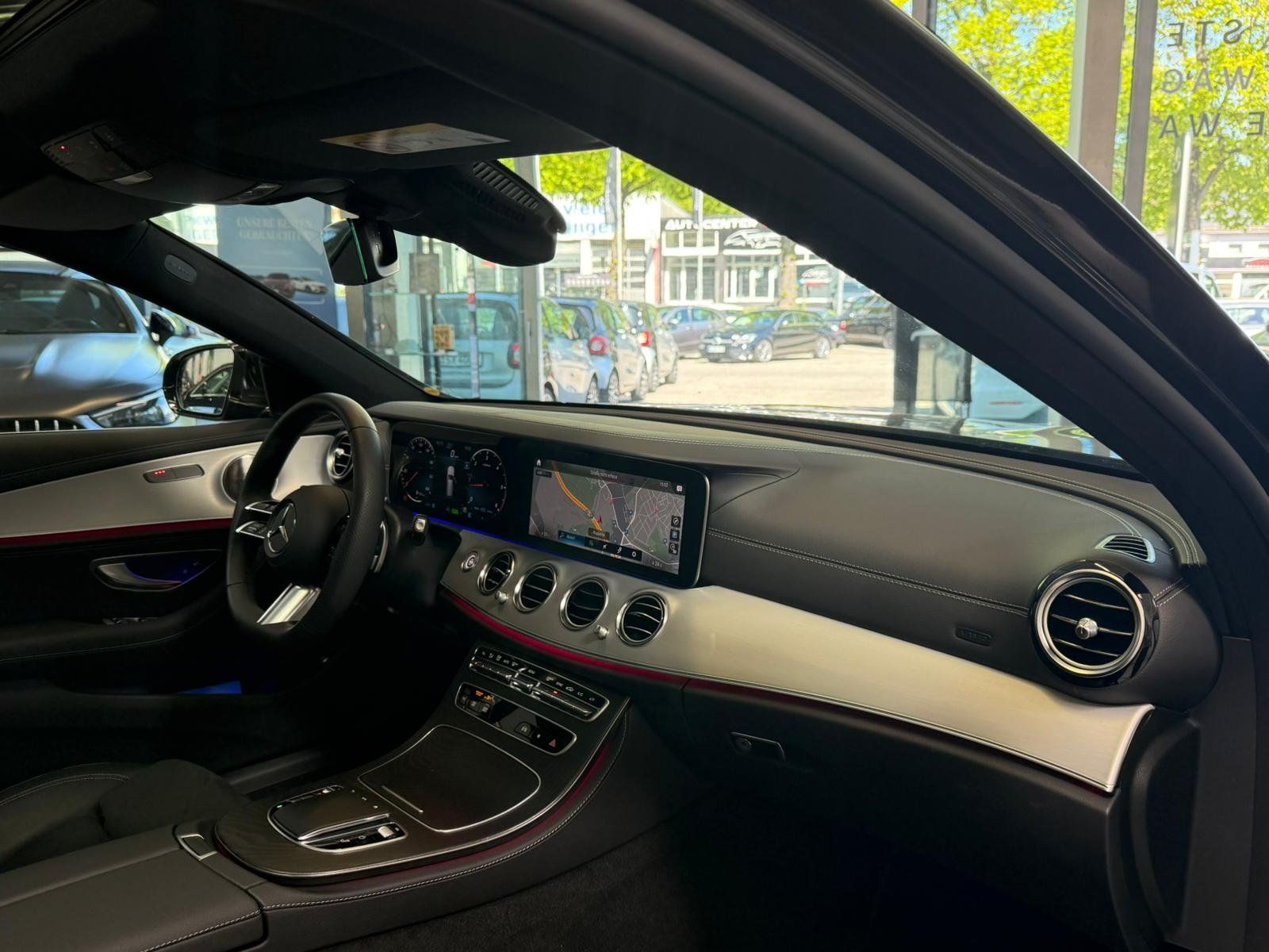 Fahrzeugabbildung Mercedes-Benz E220 d T AMG PANO+DIST+AHK+BURM+KEYLESS+360°+FAP